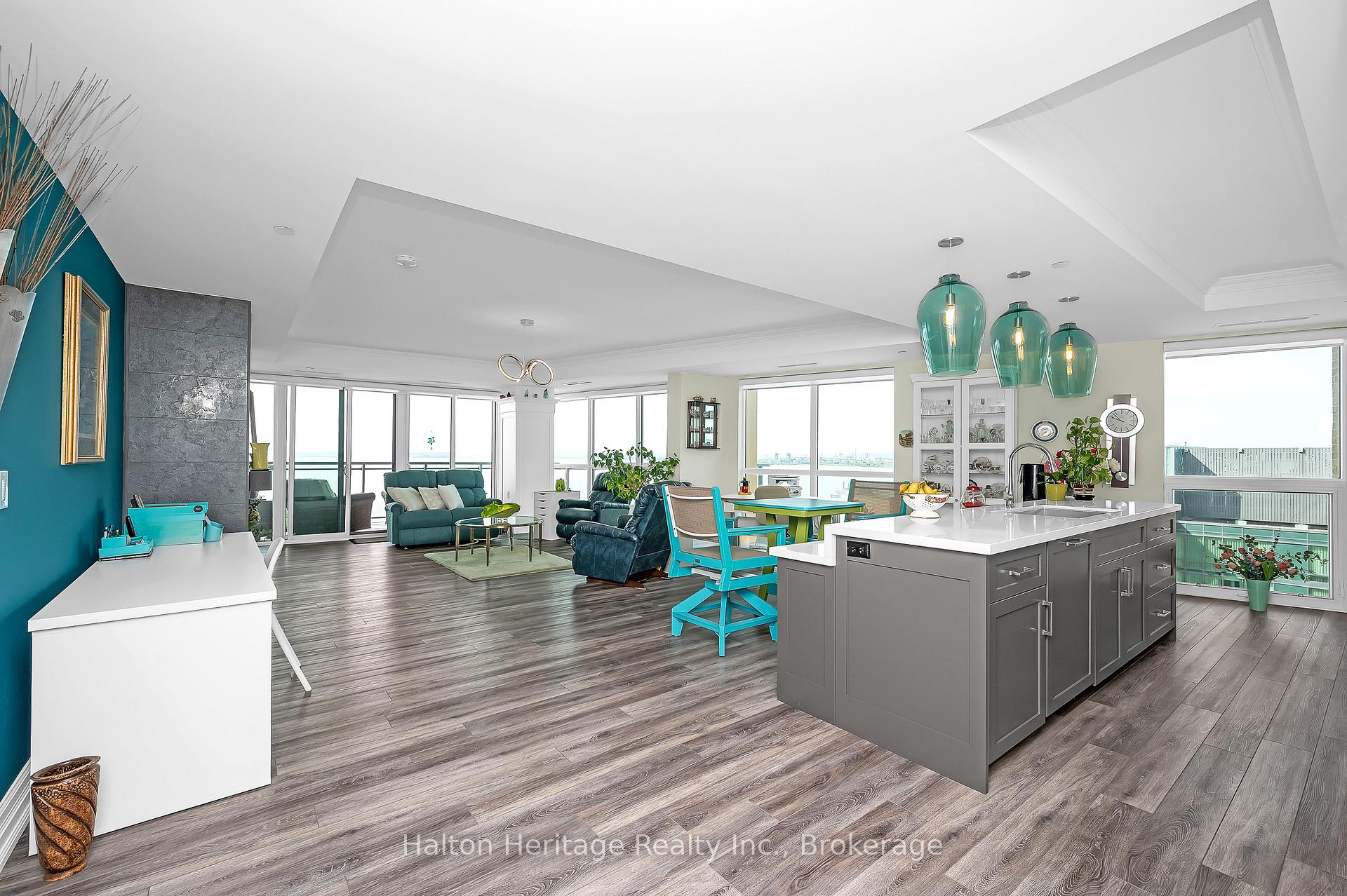 2 Bedrooms Condo at 2060 Lakeshore, Burlington For sale