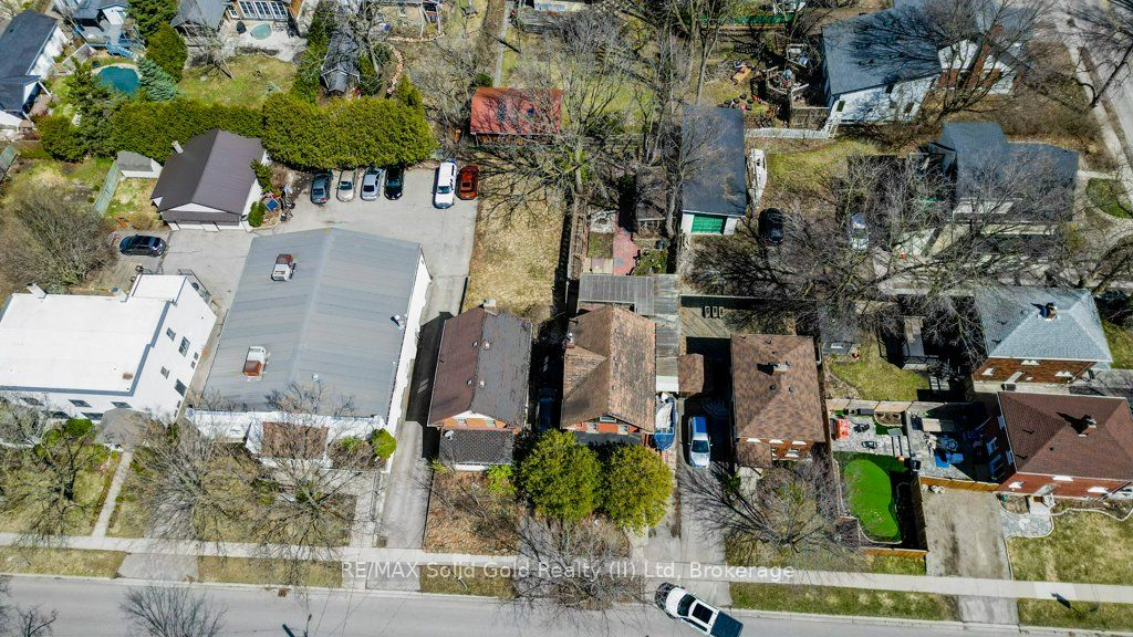 102 Dunbar Road, Waterloo, ON N2L 2E5