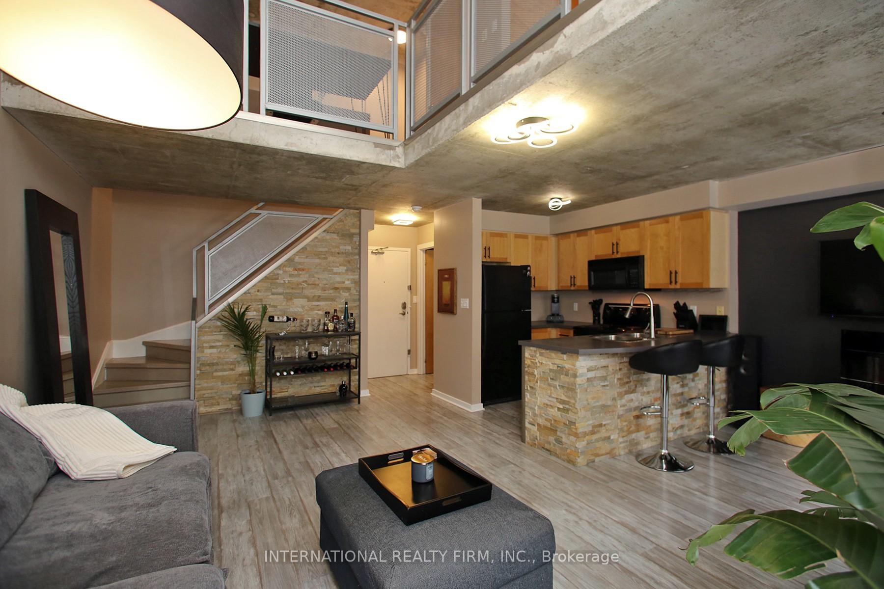 2 Bedrooms Condo at 800 King, Toronto For sale