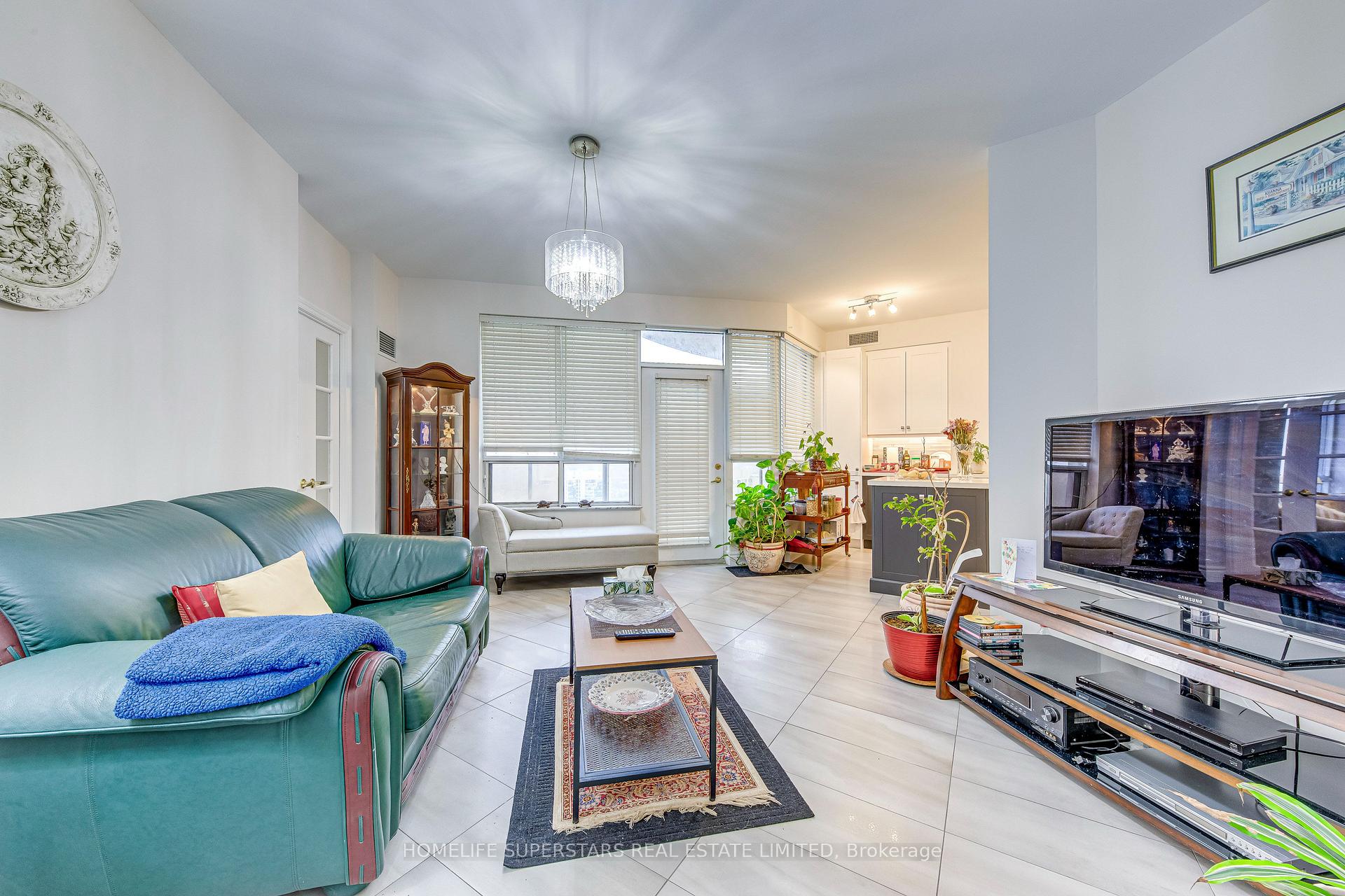 3 Bedrooms Condo at 25 Kingsbridge Garden, Mississauga For sale