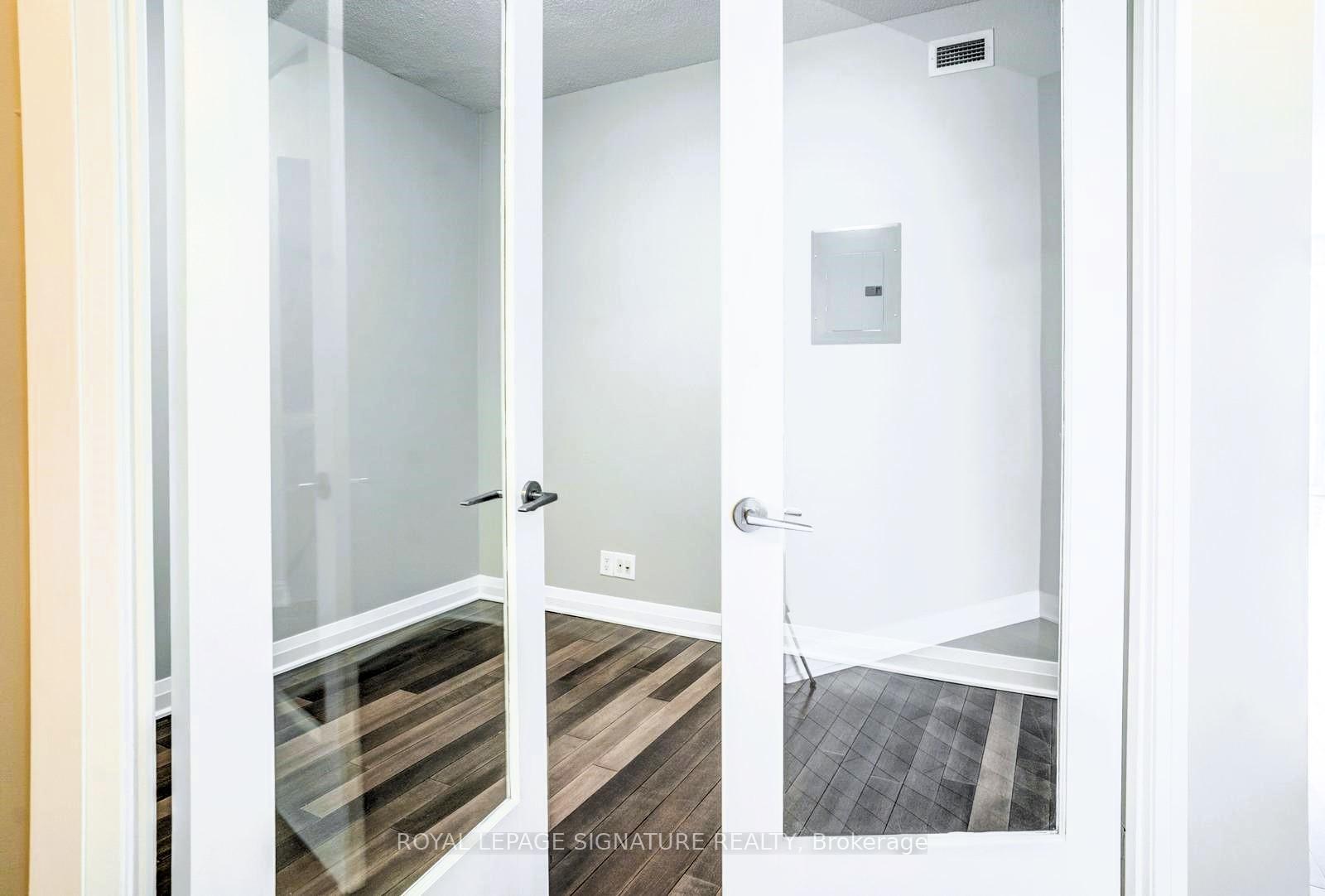 3 Bedrooms Condo at 1055 Southdown, Mississauga For sale