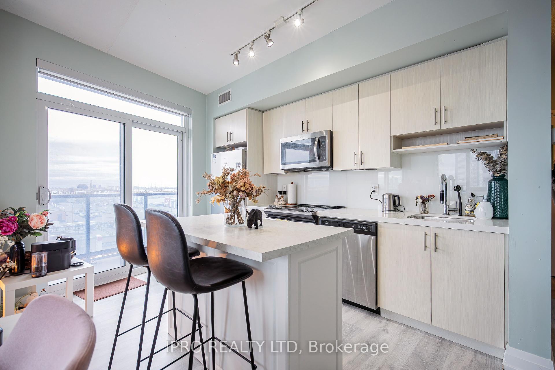 2 Bedrooms Condo at 3600 Hwy 7,  Vaughan For sale