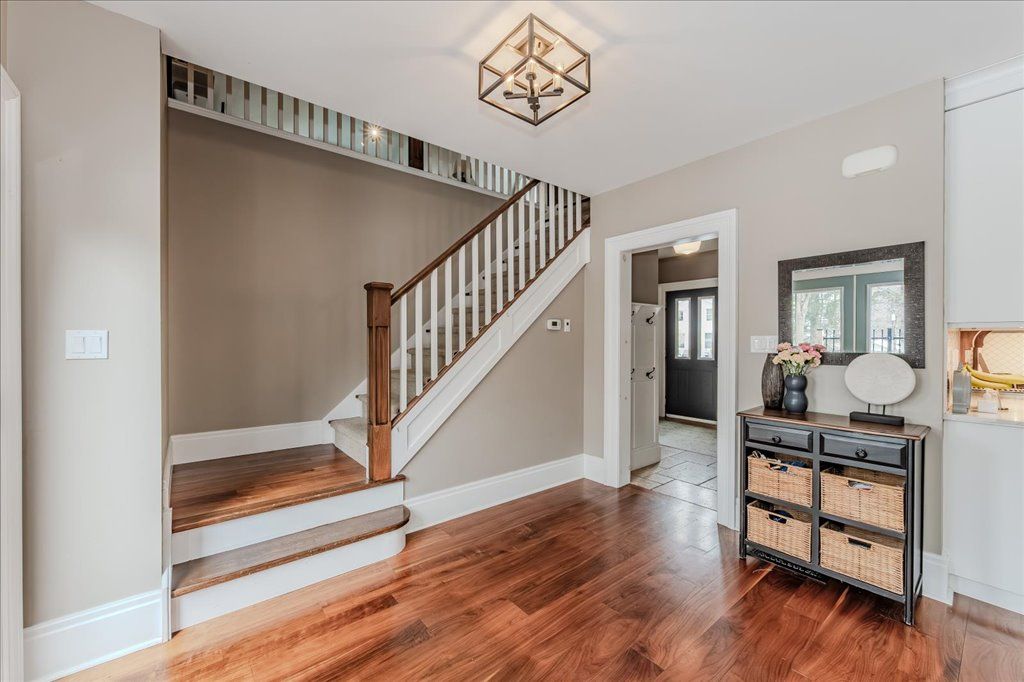 245 Hill Street W