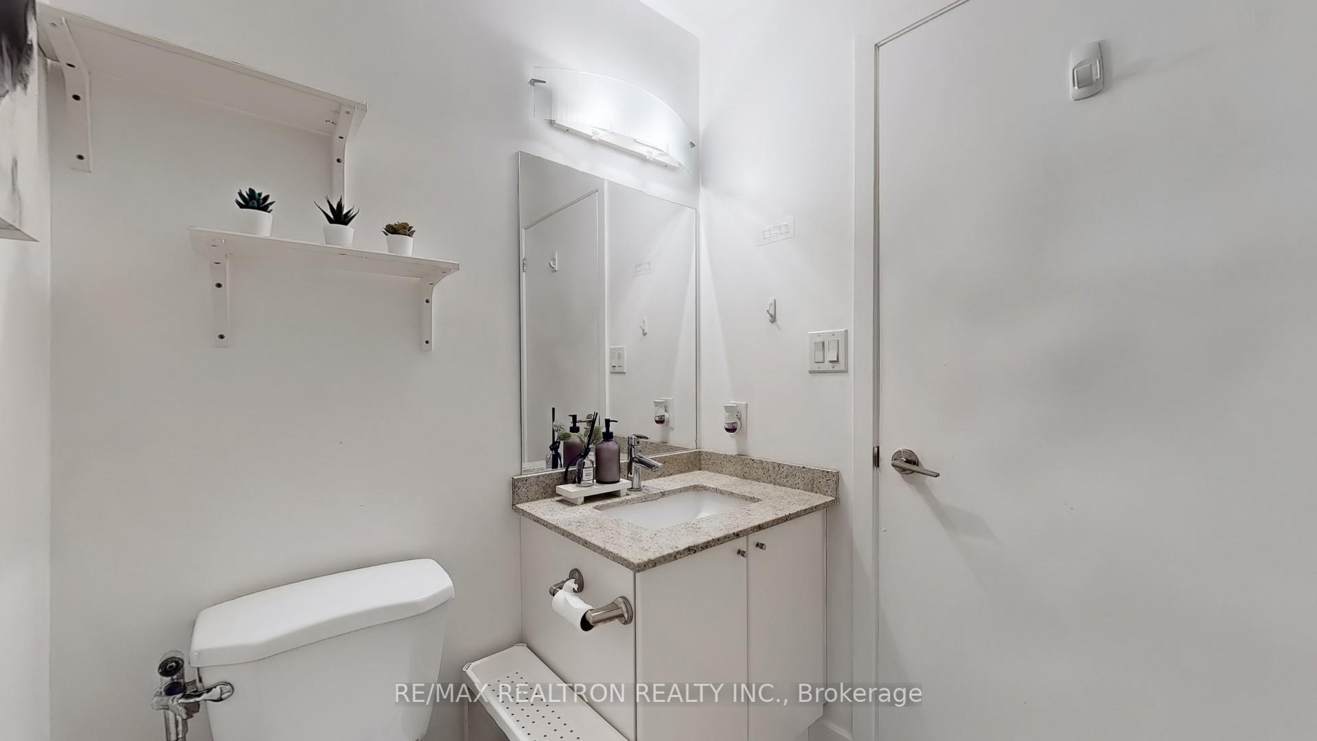 1 Bedroom Condo at 18 Harbour, Toronto For sale