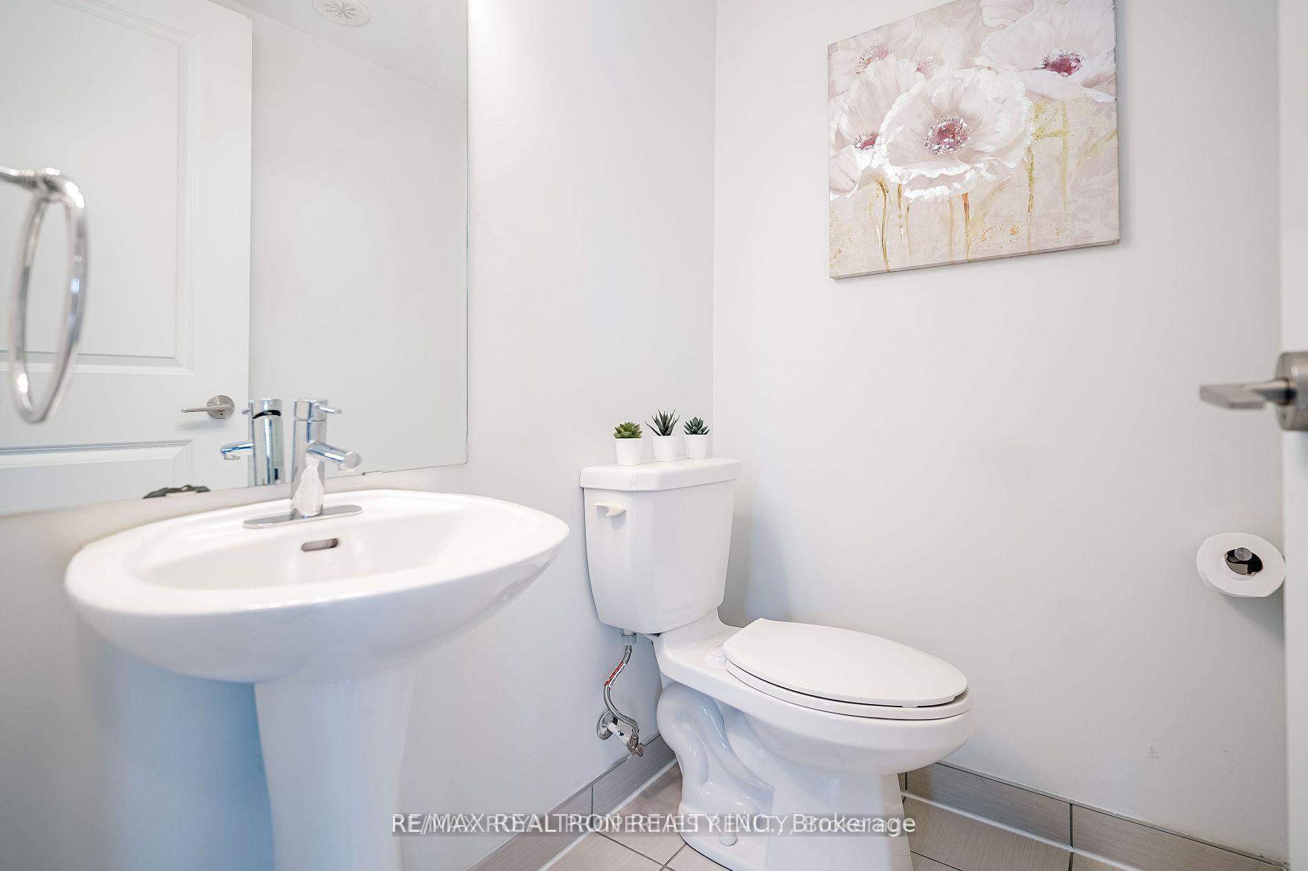 2 Bedrooms Condo at 80 Orchid Place, Toronto For sale