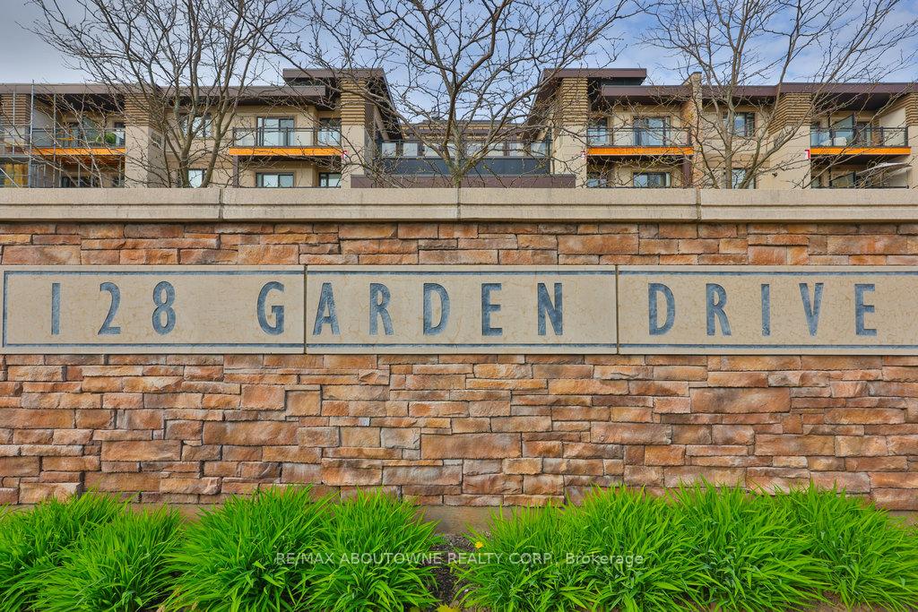 2 Bedrooms Condo at 128 Garden, Oakville For sale