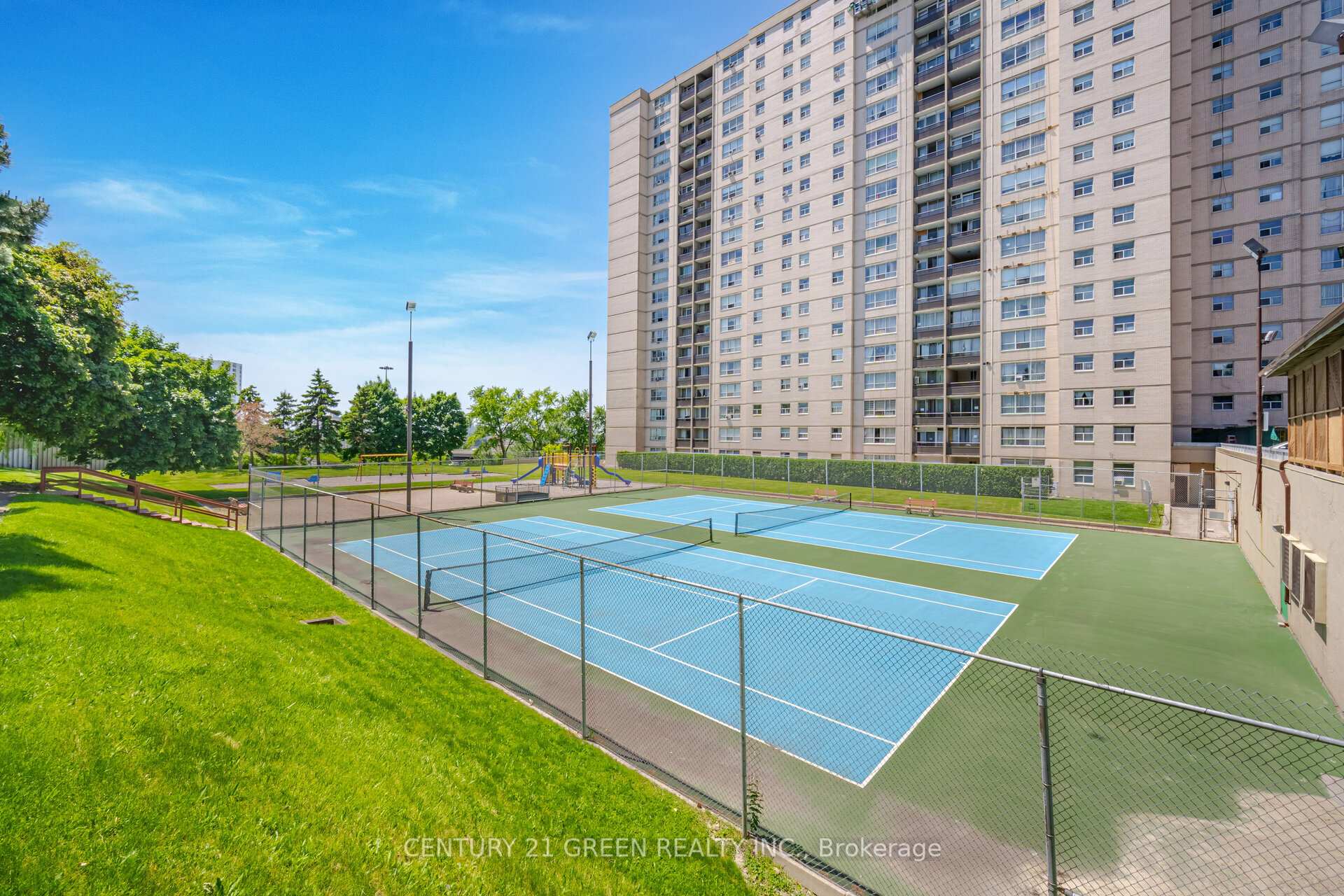 4 Bedrooms Condo at 5 Parkway Forest,  Toronto For sale