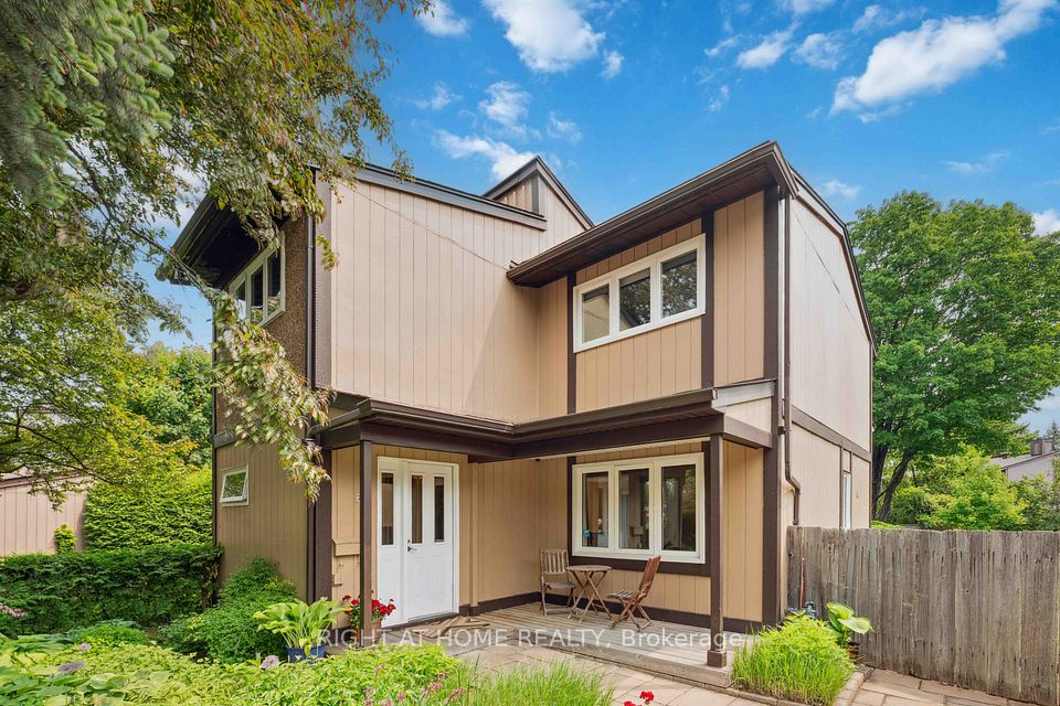 25 Chimo Drive, Kanata, ON K2L 1A3
