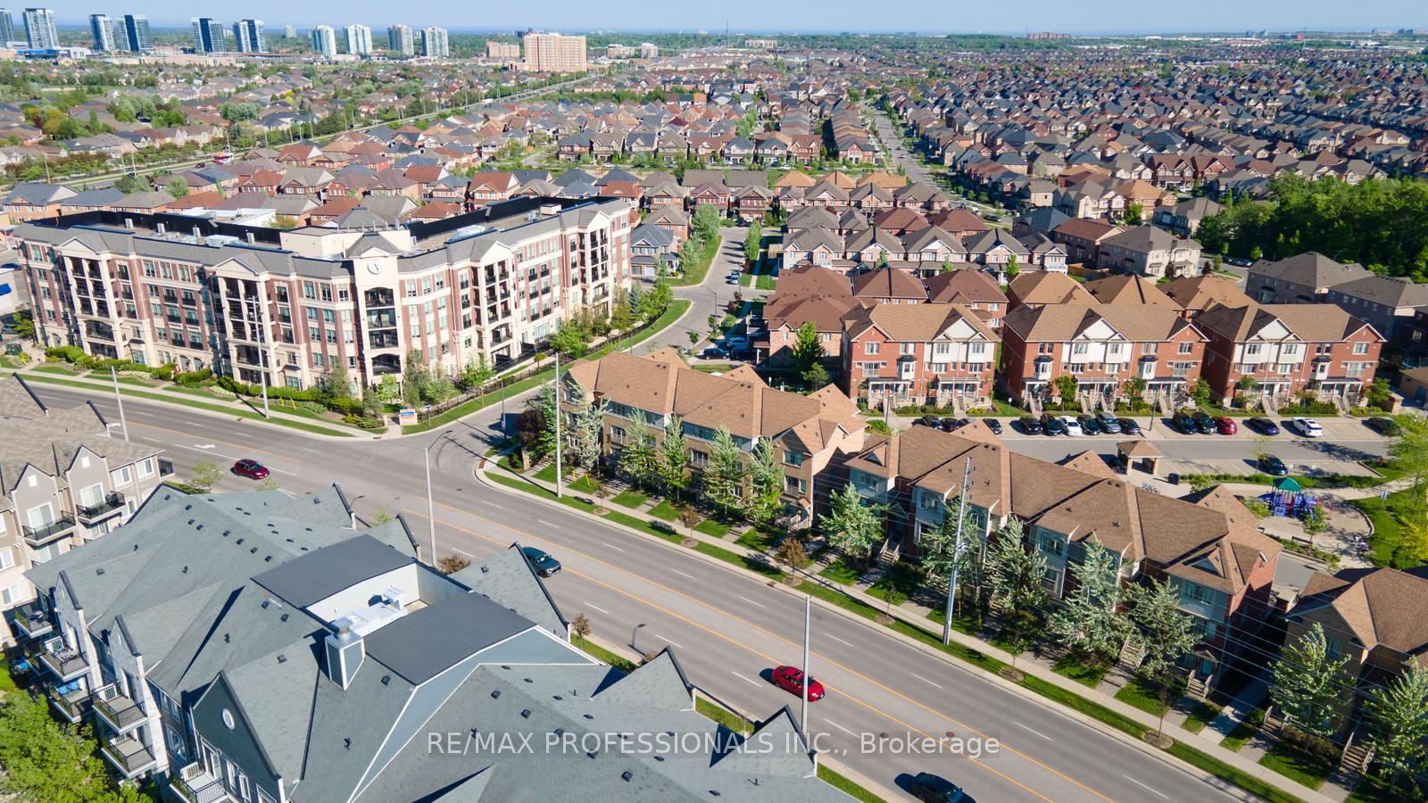 2 Bedrooms Condo at 3070 Thomas, Mississauga For sale