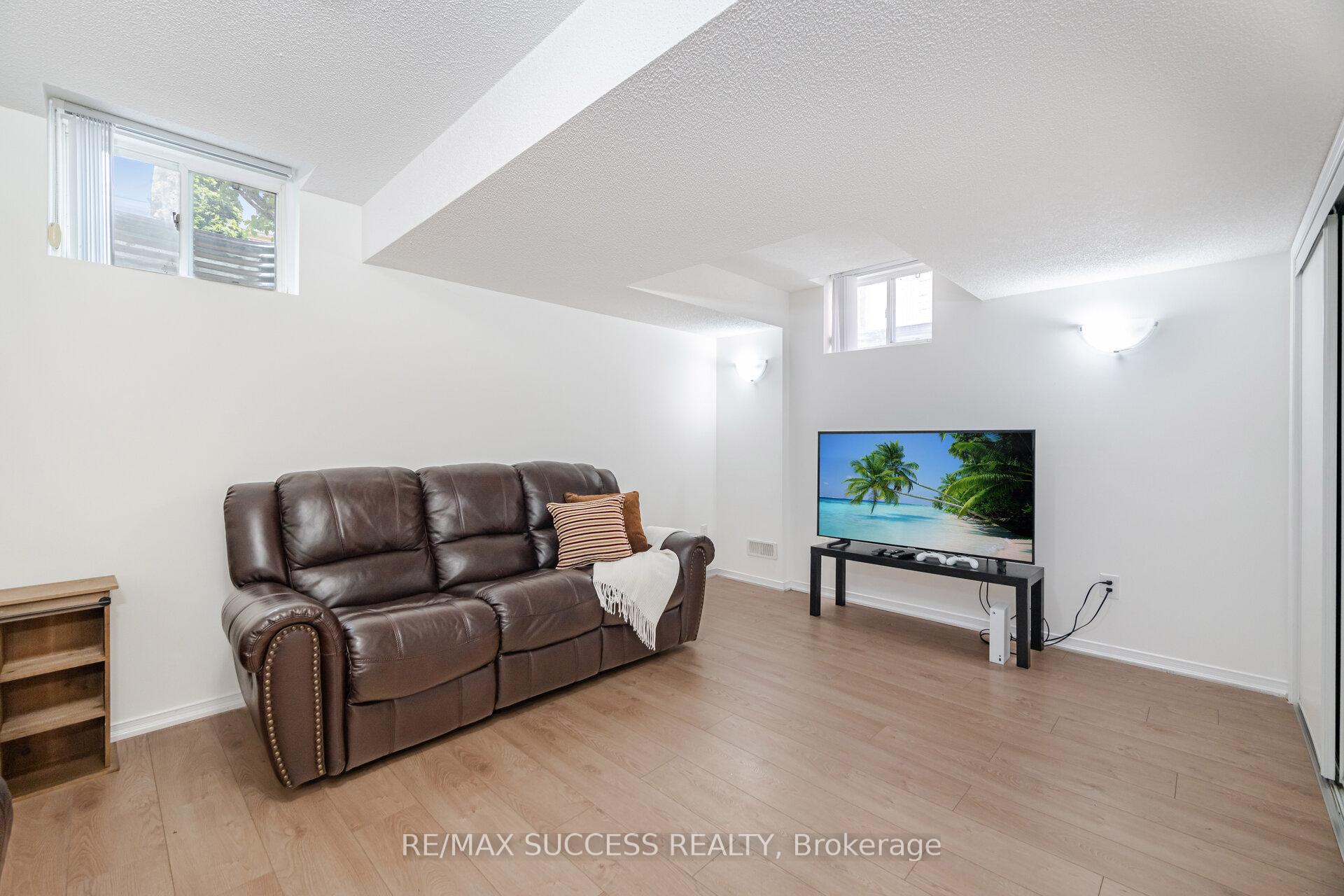 3 Bedrooms Condo at 5255 Palmetto, Mississauga For sale
