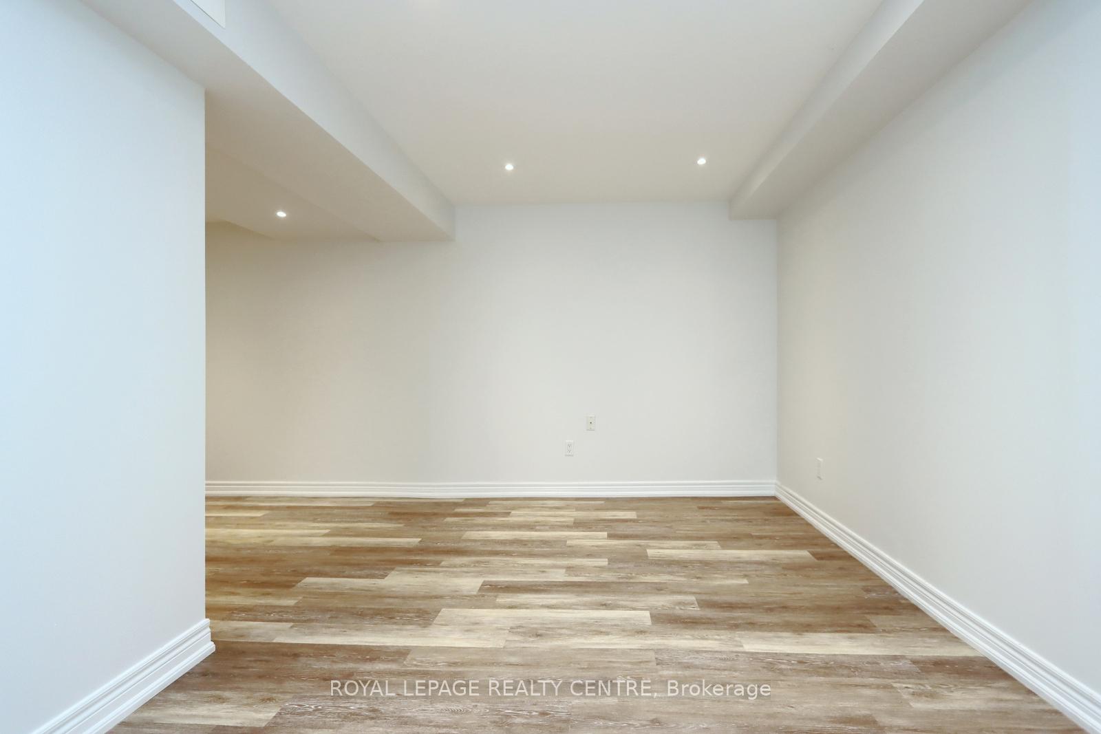 3 Bedrooms Condo at 5525 Palmerston, Mississauga For sale