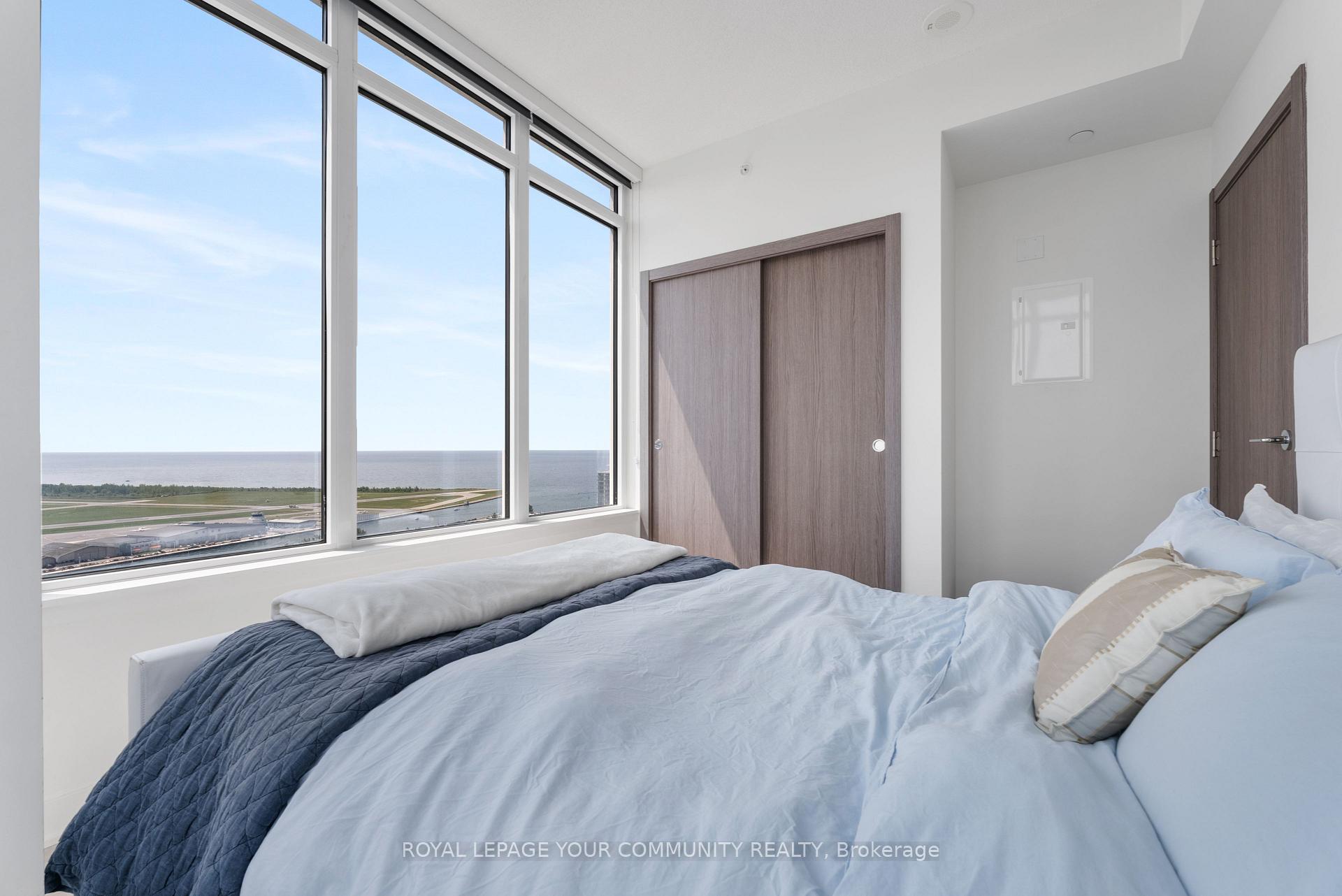 3 Bedrooms Condo at 17 Bathurst, Toronto For sale