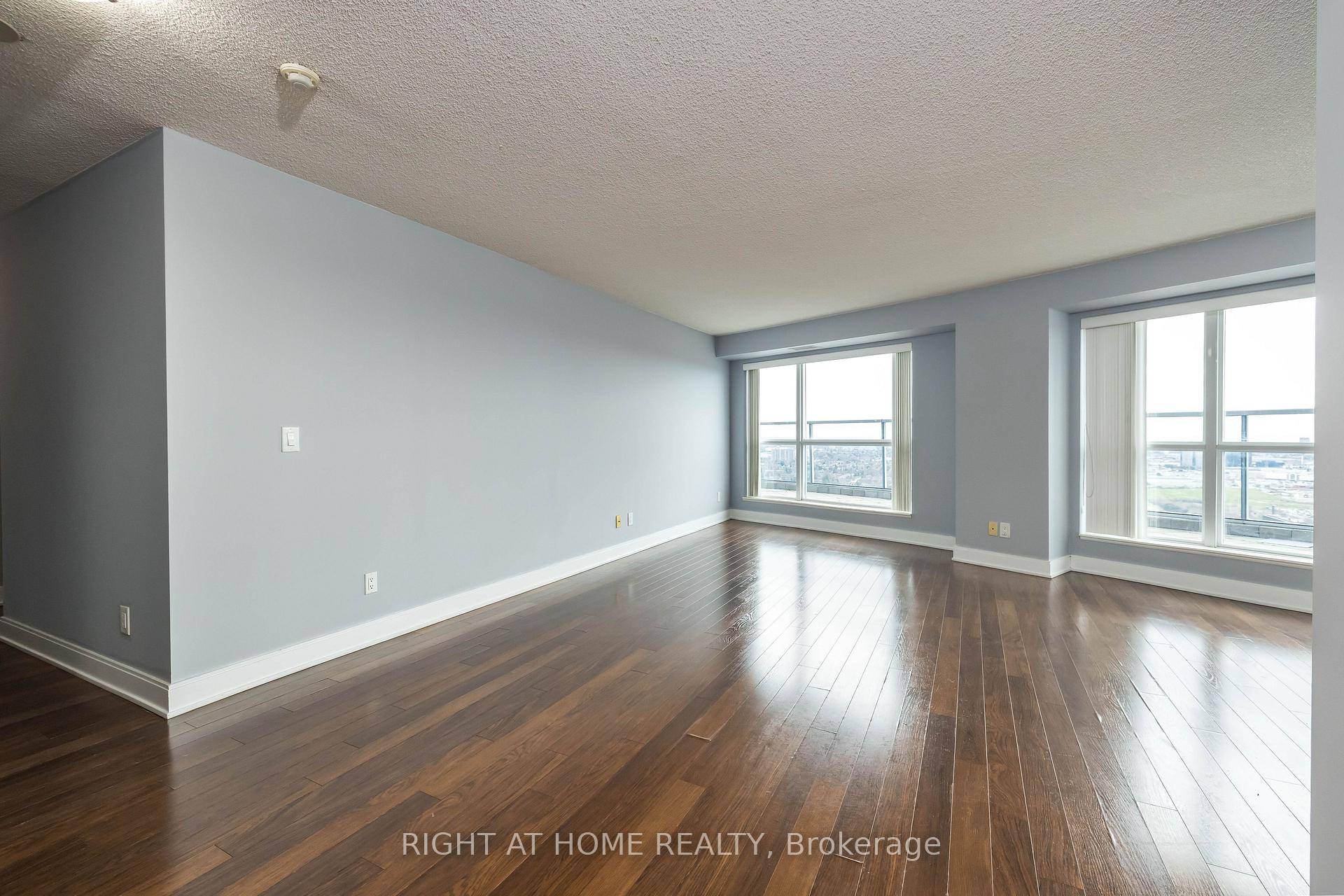 3 Bedrooms Condo at 125 Village Green,  Toronto For sale