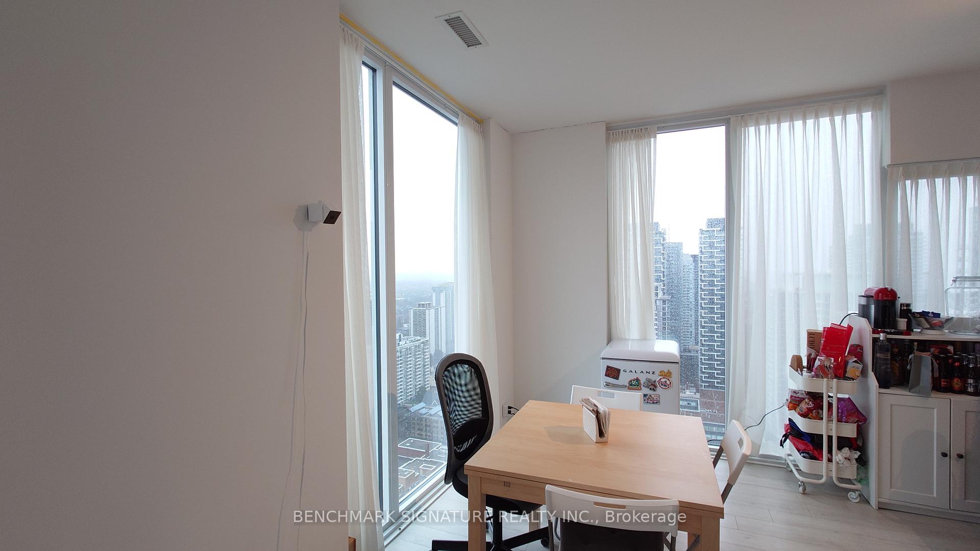 3 Bedrooms Condo at 33 Helendale, Toronto For sale