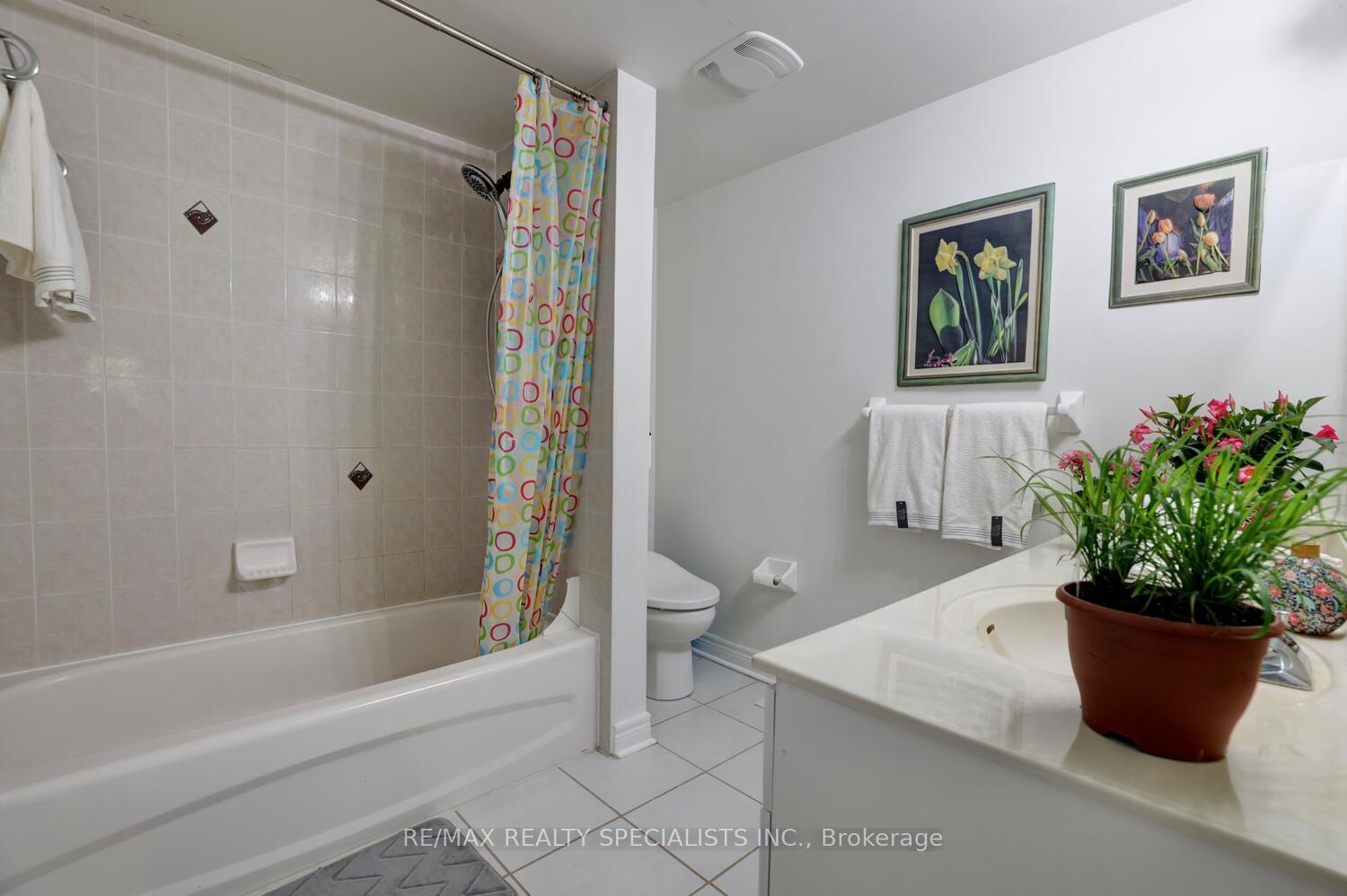 4 Bedrooms Condo at 1128 Dundas, Mississauga For sale