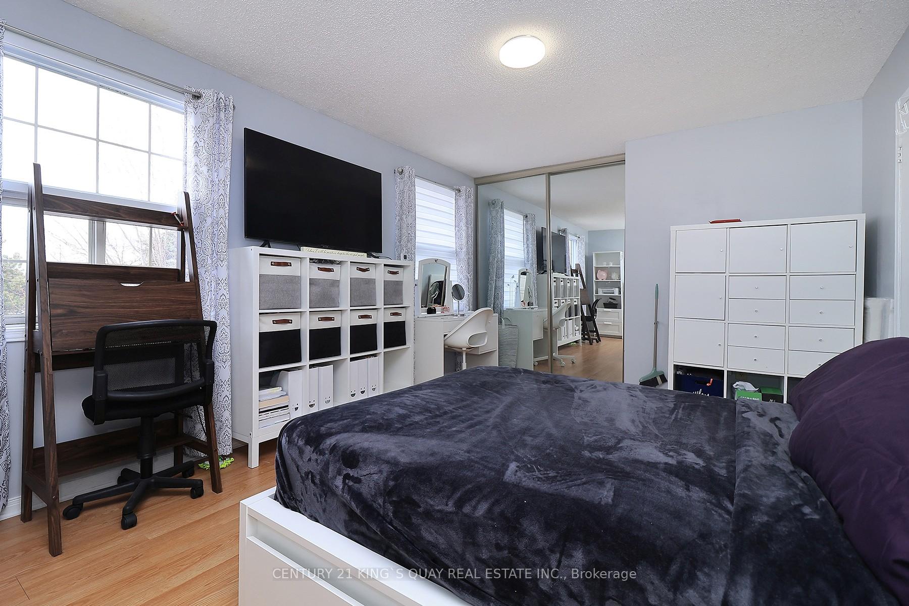 4 Bedrooms Condo at 25 Whitecap, Toronto For sale