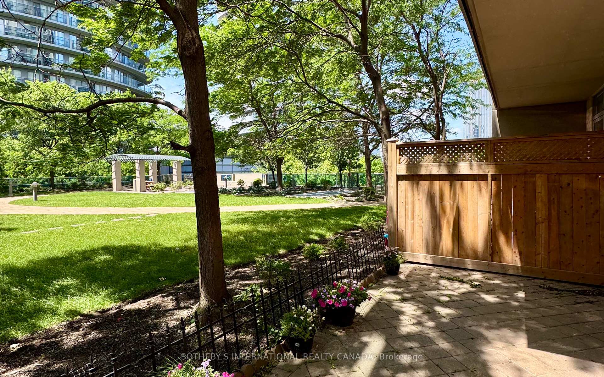 2 Bedrooms Condo at 70 Absolute, Mississauga For sale
