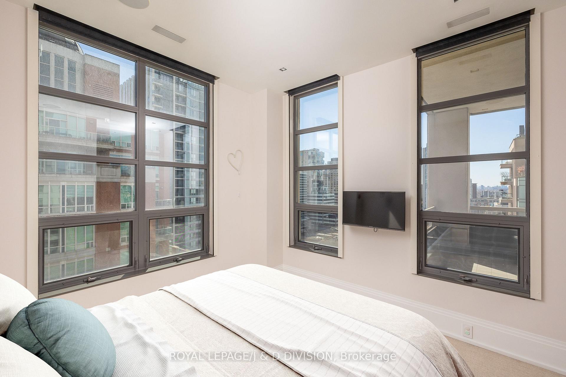 3 Bedrooms Condo at 68 Yorkville,  Toronto For sale