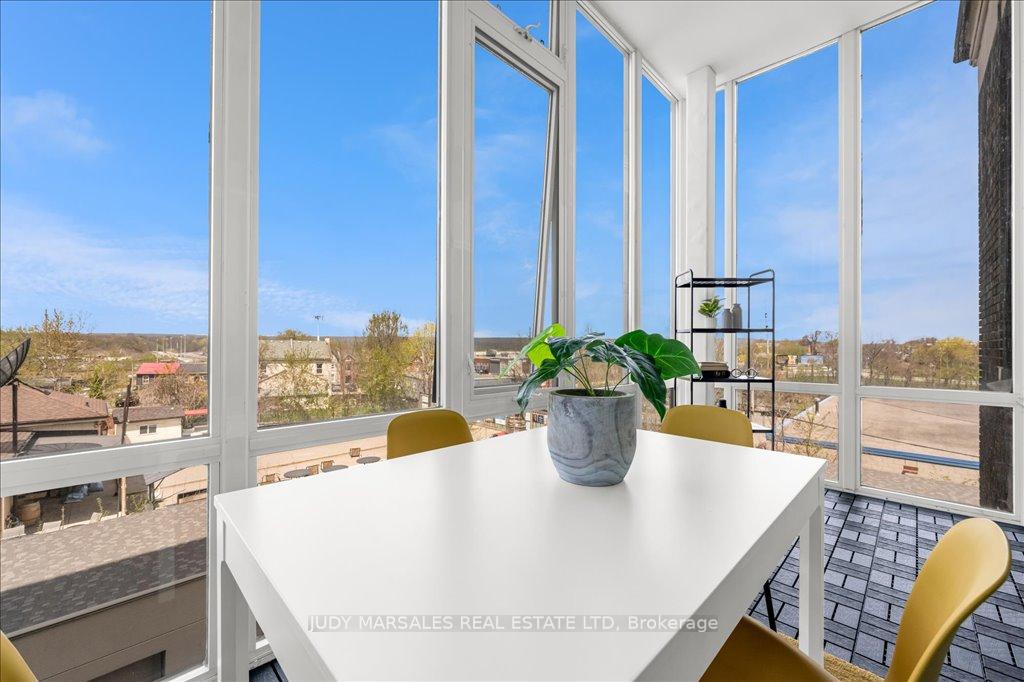 2 Bedrooms Condo at 50 Murray,  Hamilton For sale