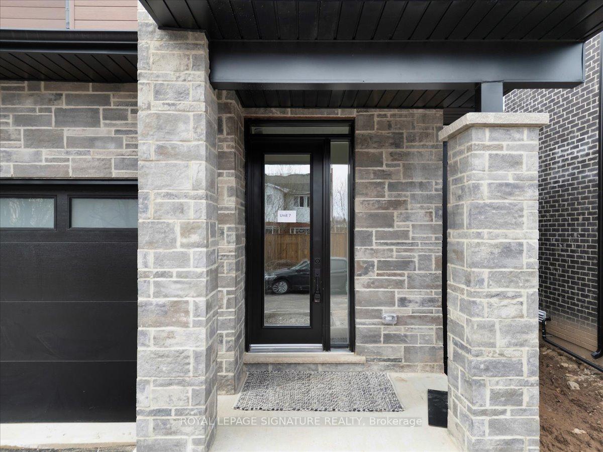 3 Bedrooms Condo at 2154 Walkers,  Burlington For sale