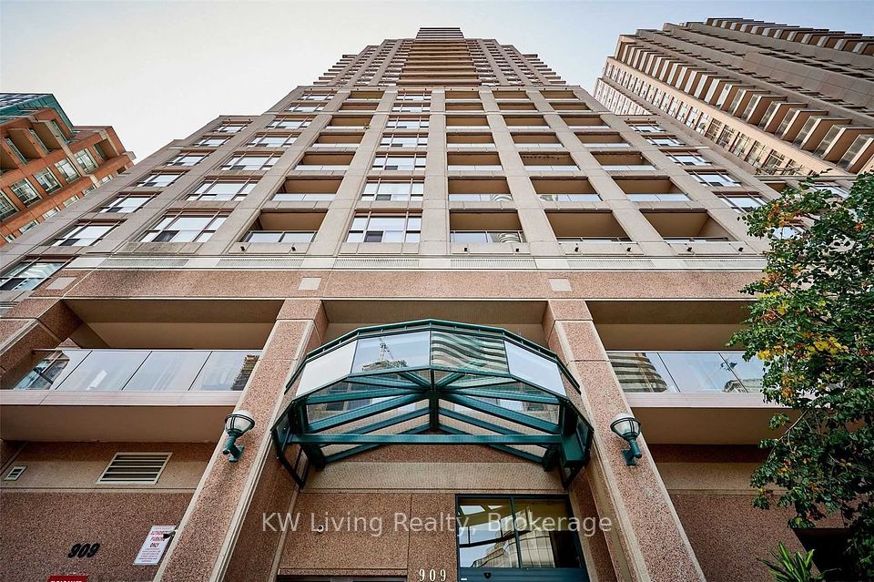 909 Bay Street