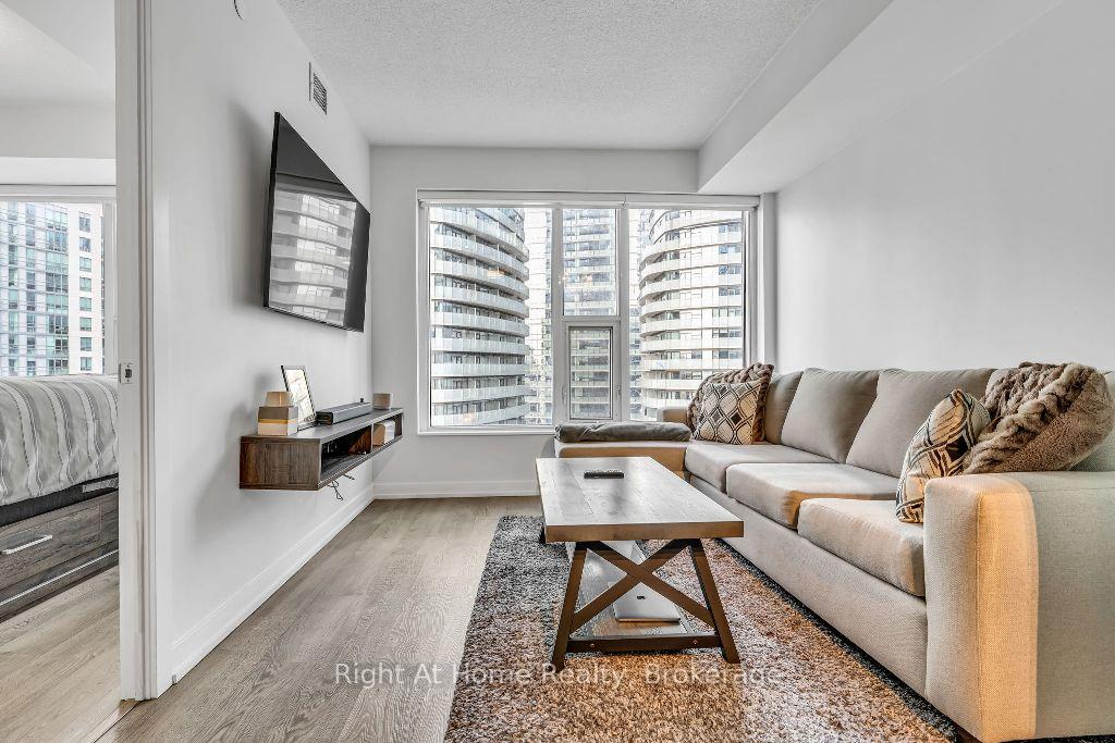 1 Bedroom Condo at 10 York,  Toronto For sale
