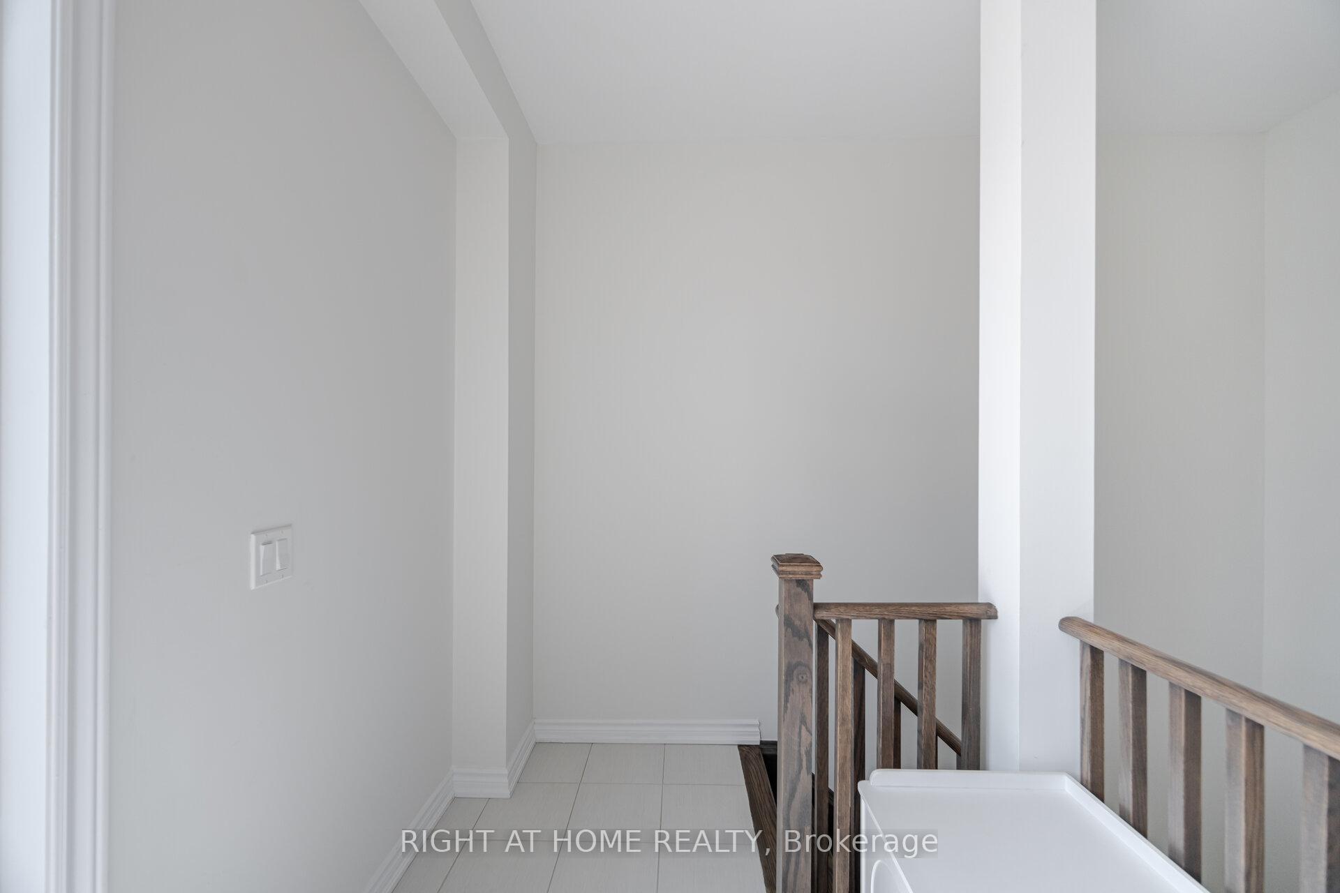 2 Bedrooms Condo at 349 Wheat Boom, Oakville For sale