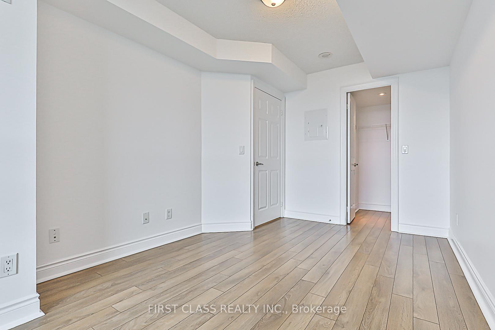 2 Bedrooms Condo at 15 Greenview,  Toronto For sale