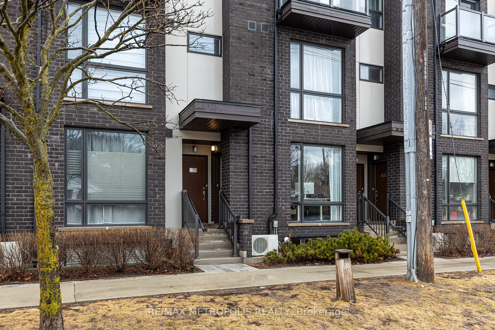 2 Bedrooms Condo at 24 Fieldway,  Toronto For sale