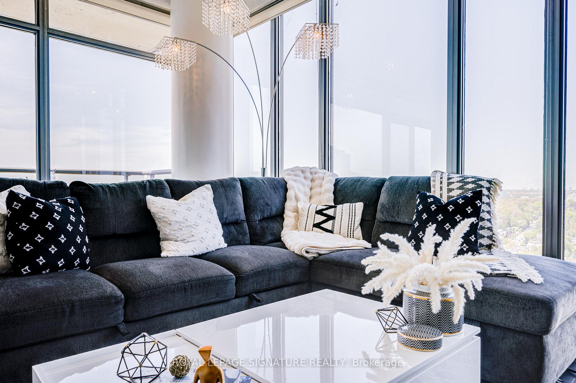2 Bedrooms Condo at 105 The Queensway, Toronto For sale