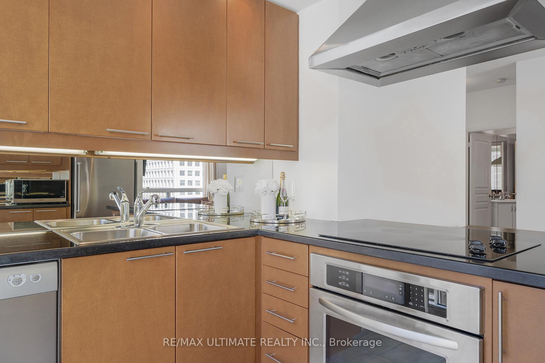 2 Bedrooms Condo at 1121 Bay, Toronto For sale