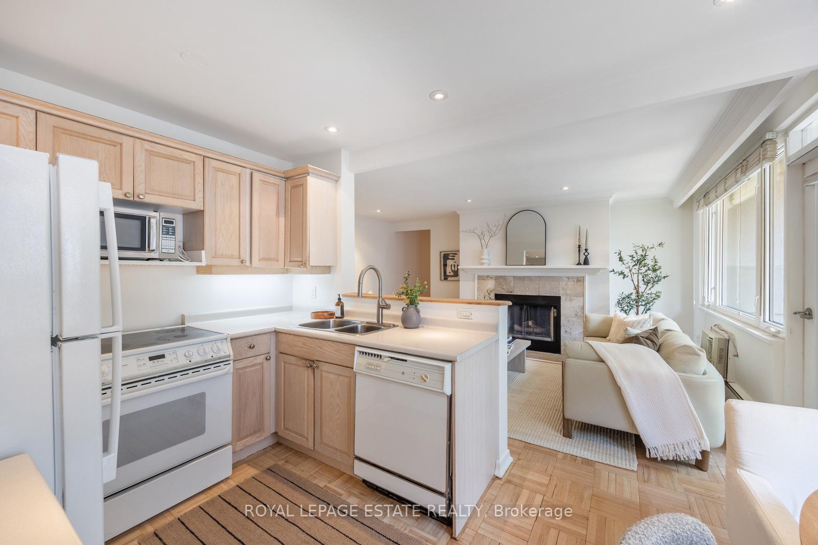 2 Bedrooms Co-op at 21 Benlamond, Toronto For sale