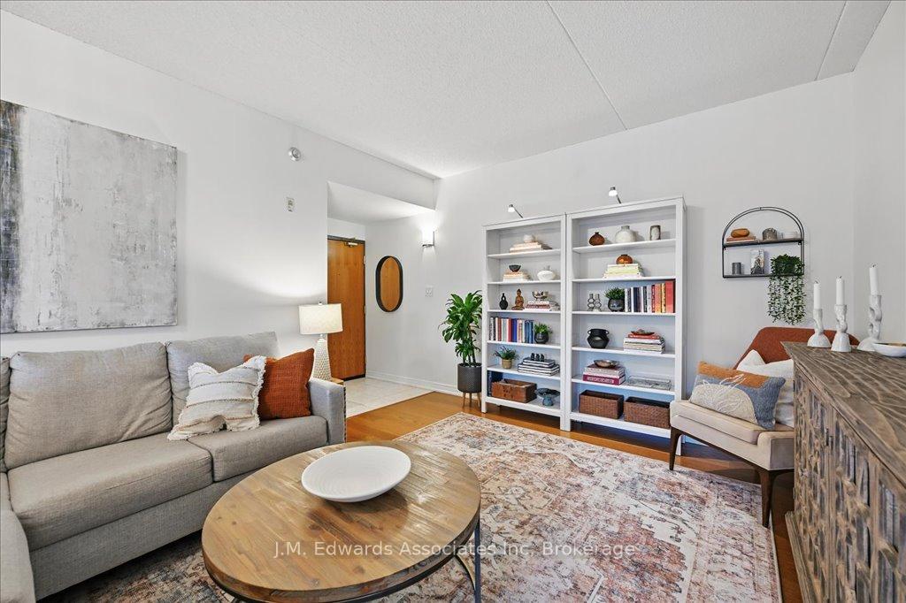 2 Bedrooms Condo at 4006 Kilmer, Burlington For sale