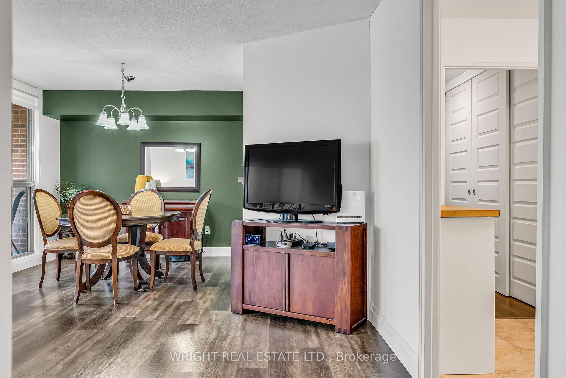 3 Bedrooms Condo at 1580 Mississauga Valley,  Mississauga For sale