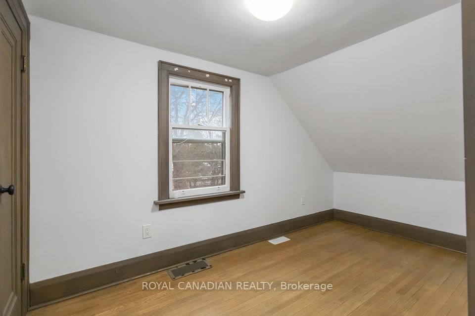 https://trreb-image.ampre.ca/69ZnoHT8nqXq-1Q6-X2EMfrxG4YlH4xwFFVzEVe18C4/rs:fit:960:960/wm:.5:so:0:50:.4/wmsh:10/wmt:PHNwYW4gZm9yZWdyb3VuZD0nd2hpdGUnIGZvbnQ9JzY4Jz5ST1lBTCBDQU5BRElBTiBSRUFMVFksIEJyb2tlcmFnZTwvc3Bhbj4/cb:20250401143902/L3RycmViL2xpc3RpbmdzLzQwLzYyLzkxLzU3L3AvNThhNjVkNDMtYzVmNS00N2U3LWI3OTktYzEwYWFjZGQ0ZTJiLmpwZw.jpg