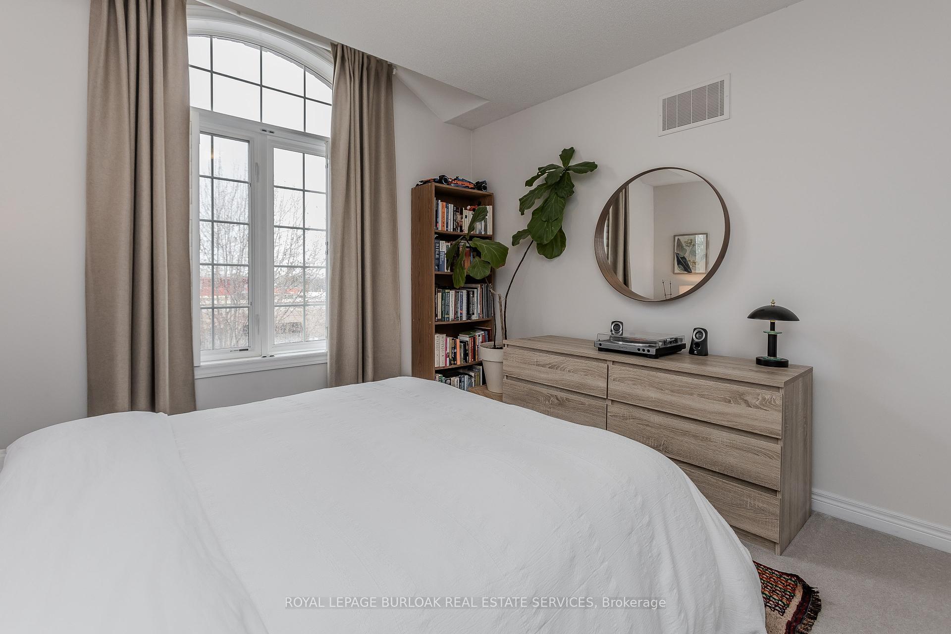 3 Bedrooms Condo at 1401 Plains, Burlington For sale