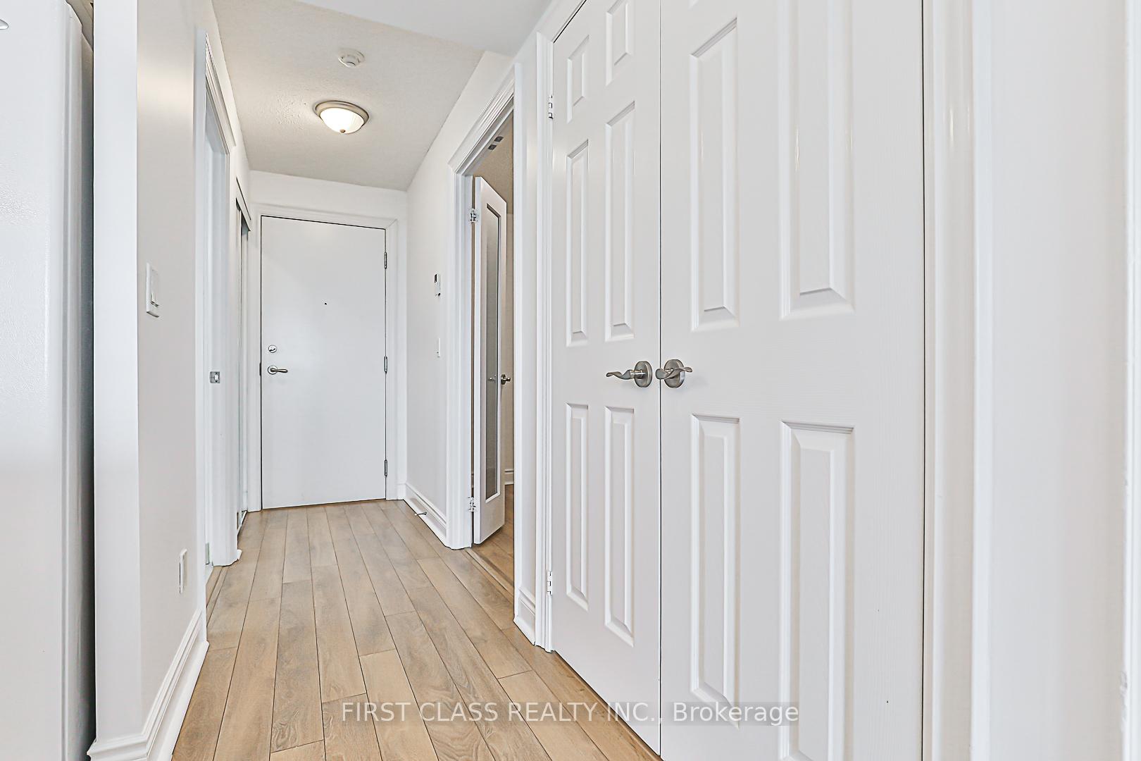 2 Bedrooms Condo at 15 Greenview,  Toronto For sale