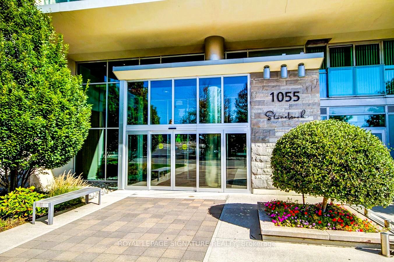 3 Bedrooms Condo at 1055 Southdown, Mississauga For sale