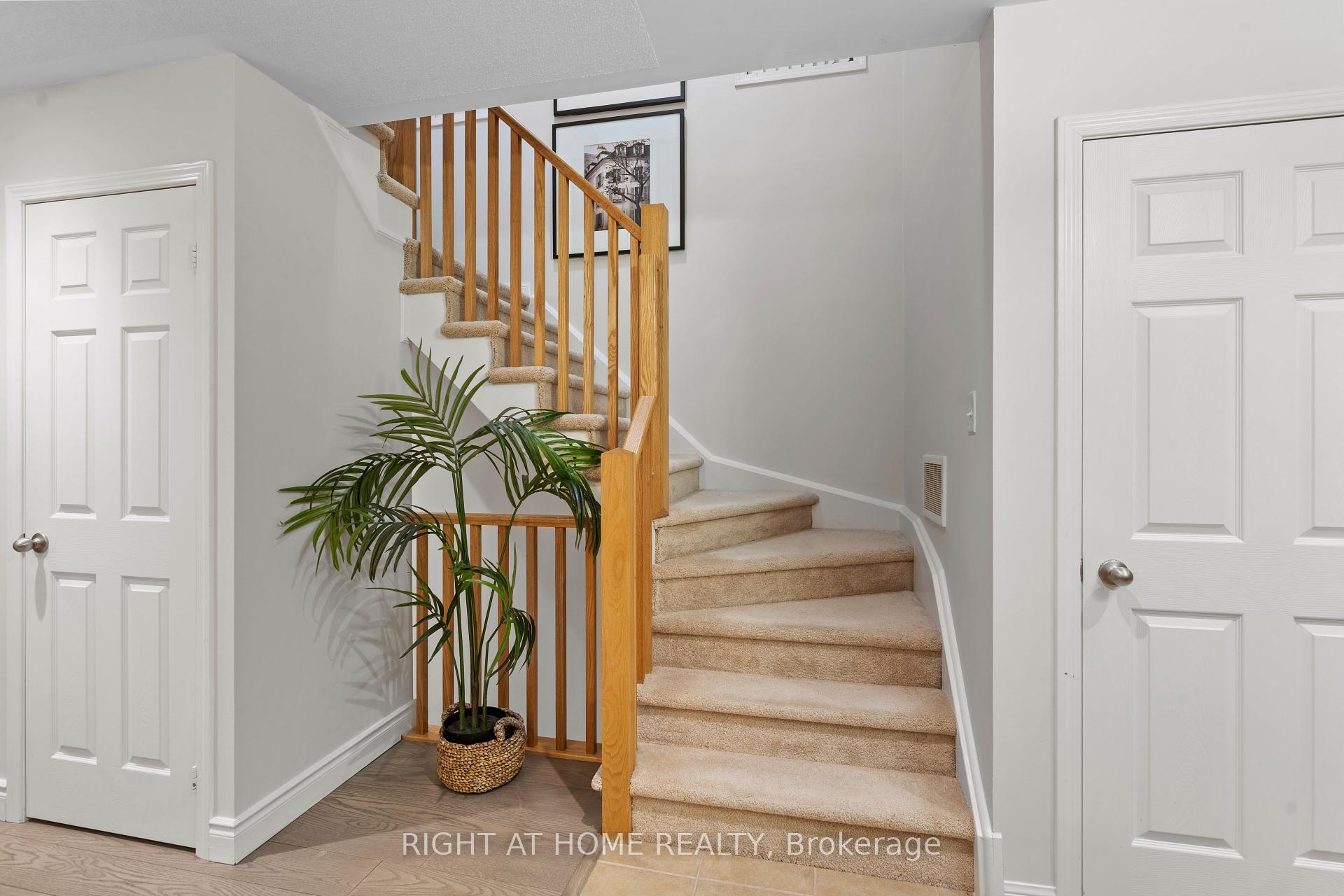 3 Bedrooms Condo at 5650 Winston Churchhill, Mississauga For sale