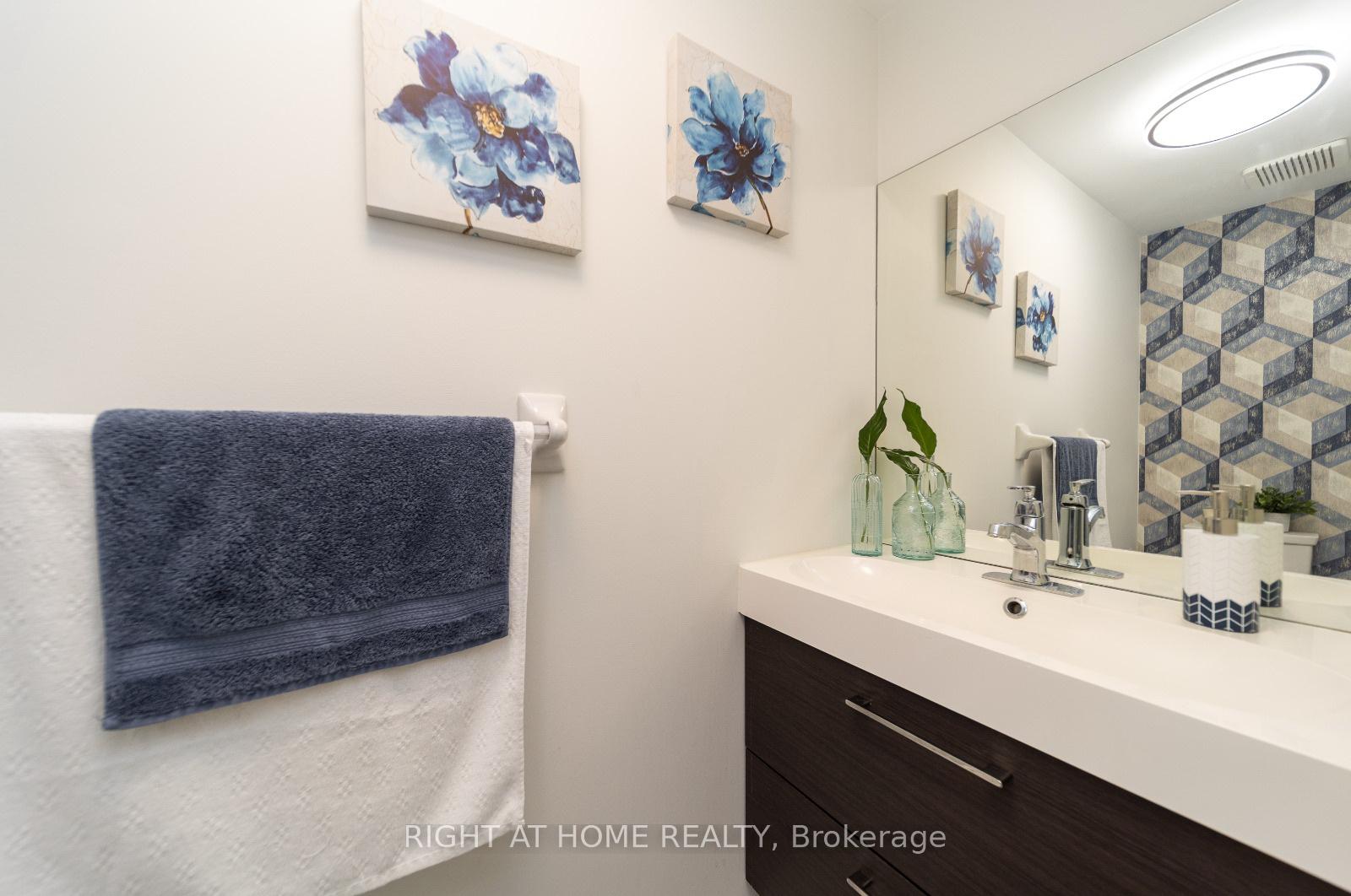 3 Bedrooms Condo at 1292 Sherwood Mills, Mississauga For sale