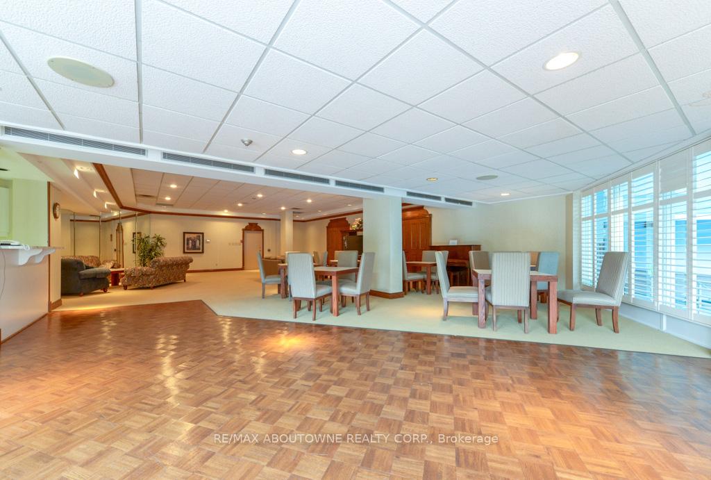 2 Bedrooms Condo at 1903 Pilgrims, Oakville For sale