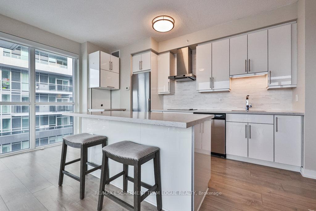 2 Bedrooms Condo at 2081 Fairview,  Burlington For sale
