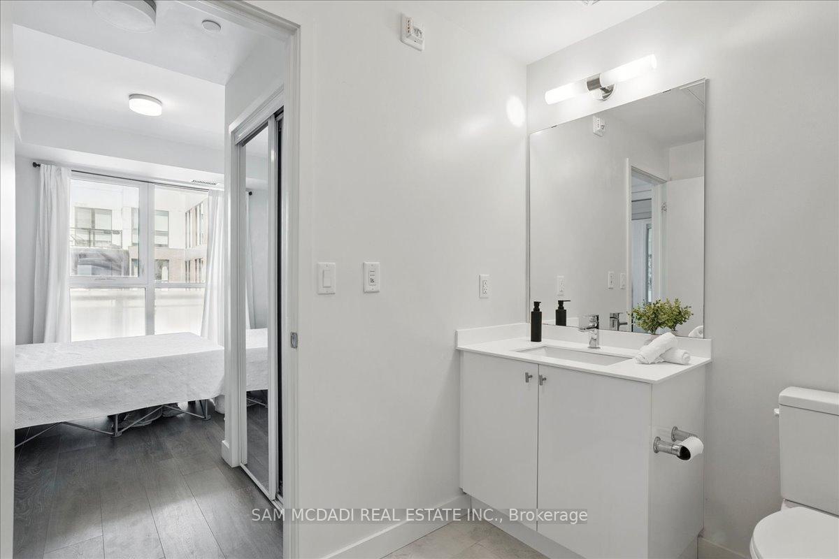 2 Bedrooms Condo at 210 Sabina Dr, Oakville For sale