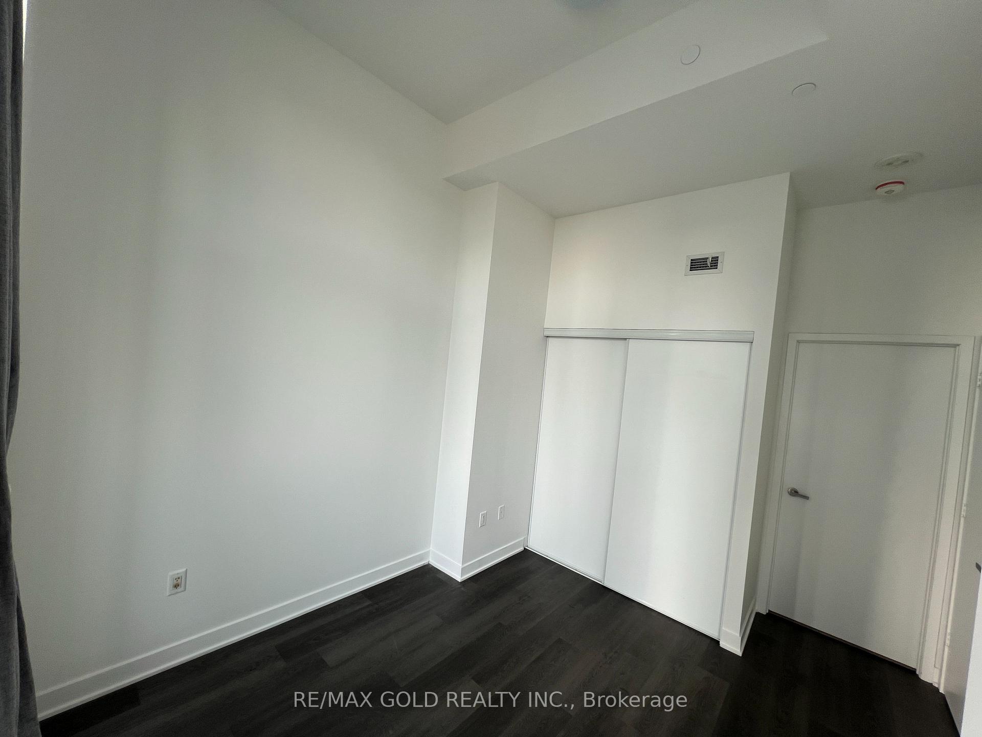 3 Bedrooms Condo at 3900 Confederation,  Mississauga For sale