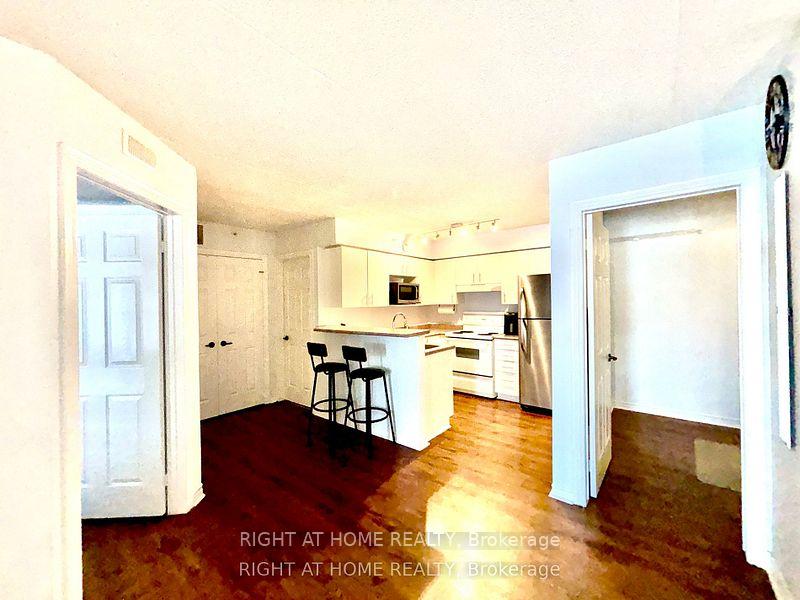 2 Bedrooms Condo at 4025 Kilmer, Burlington For sale
