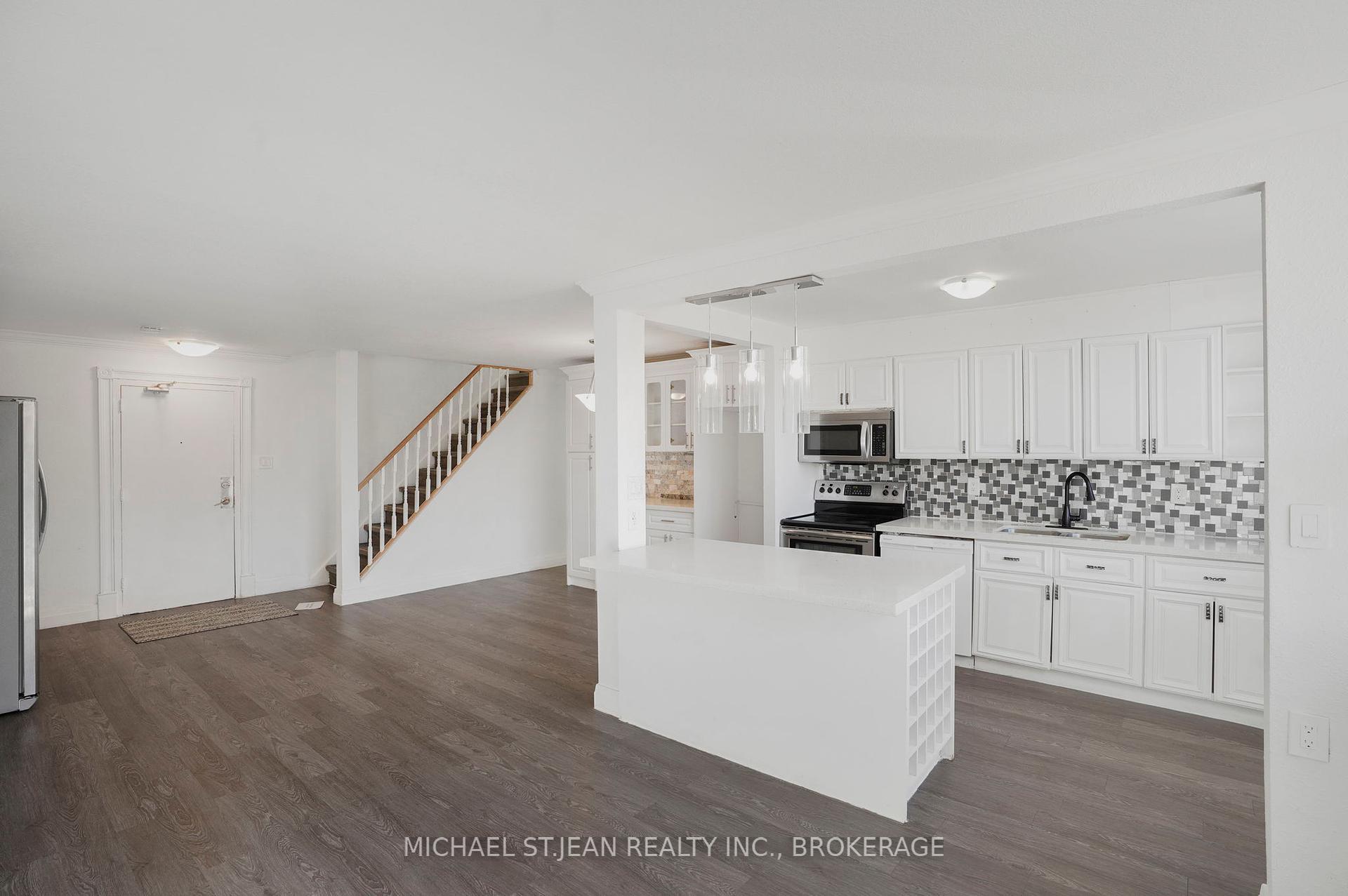 3 Bedrooms Condo at 15 Albright,  Hamilton For sale