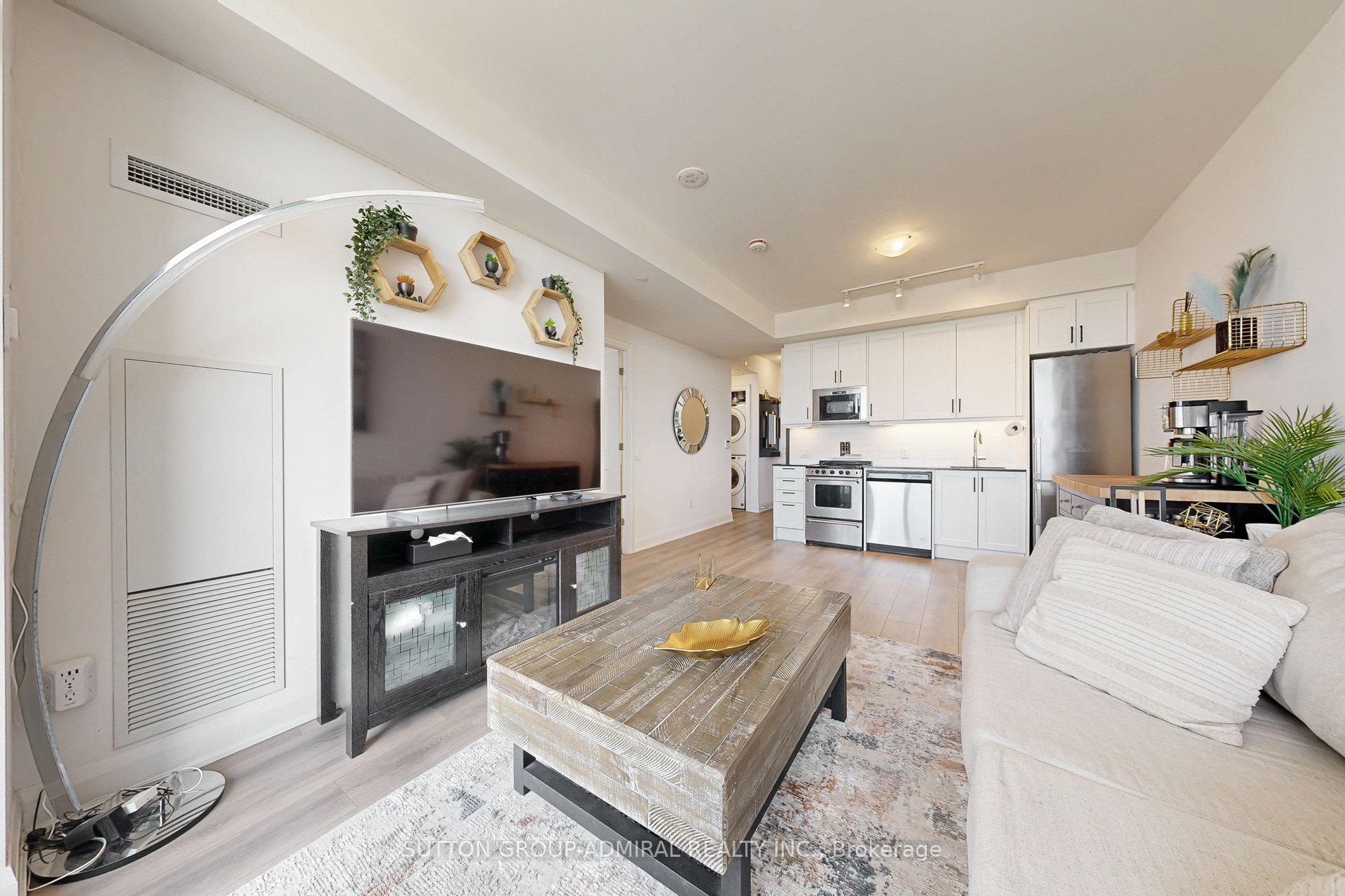 2 Bedrooms Condo at 20 Gatineau, Vaughan For sale