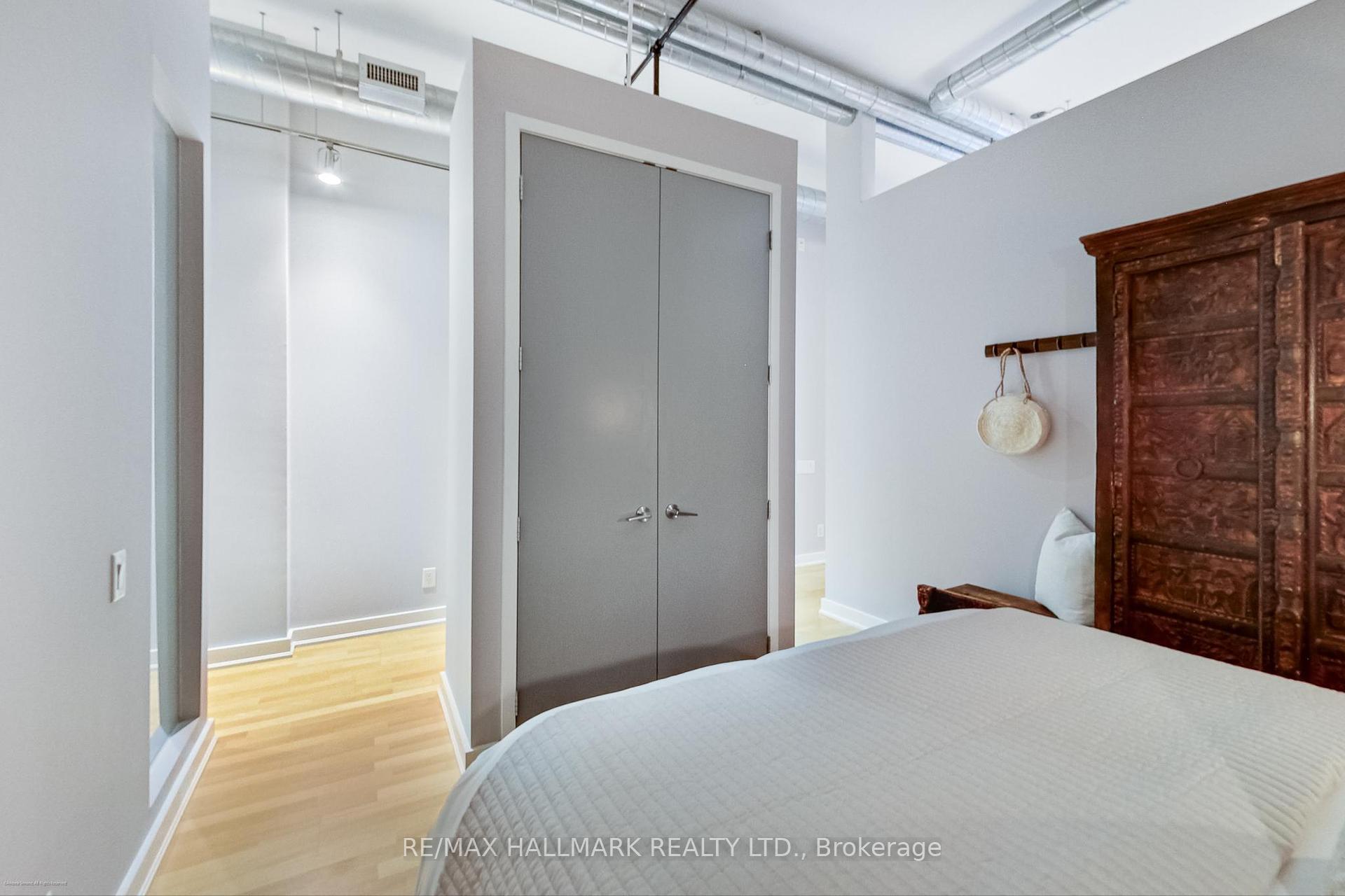 2 Bedrooms Condo at 43 Hanna, Toronto For sale