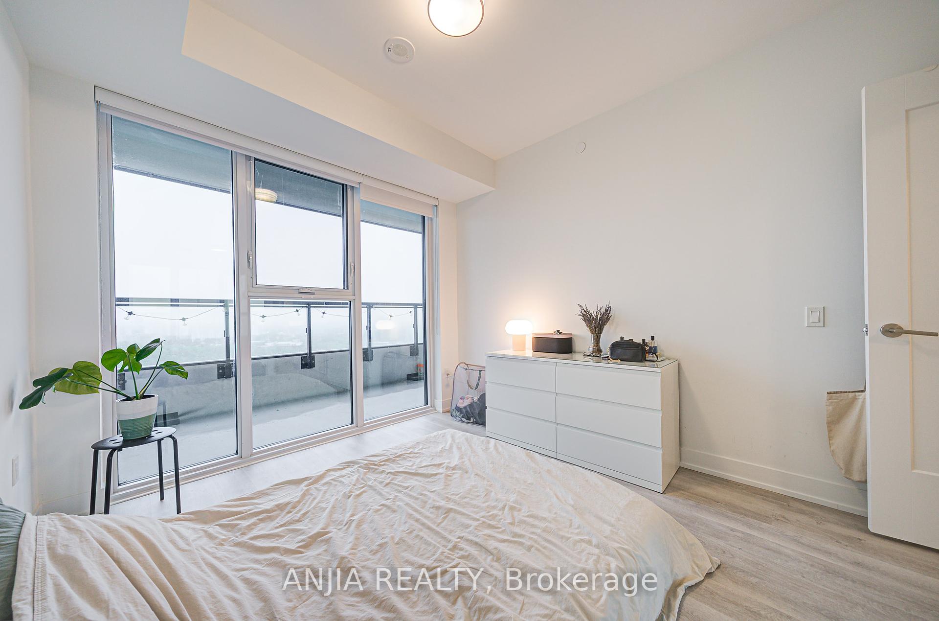 2 Bedrooms Condo at 30 Inn On The Park, Toronto For sale