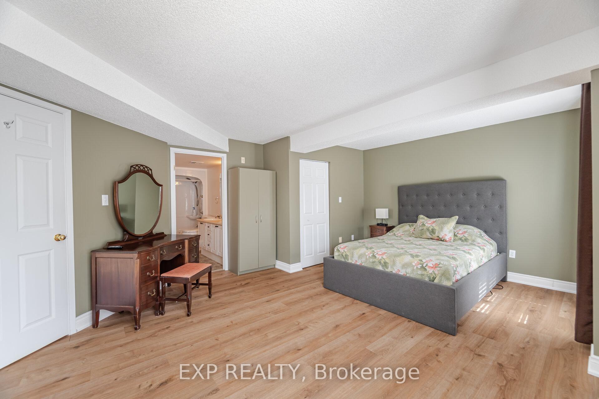 2 Bedrooms Condo at 216 Plains, Burlington For sale